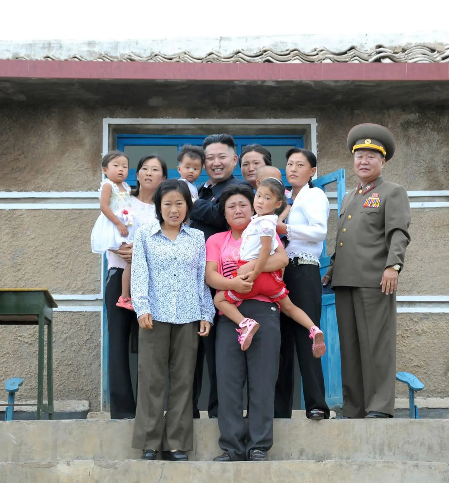 Põhja-Korea juht Kim Jong-un poseerimas koos naiste ja lastega