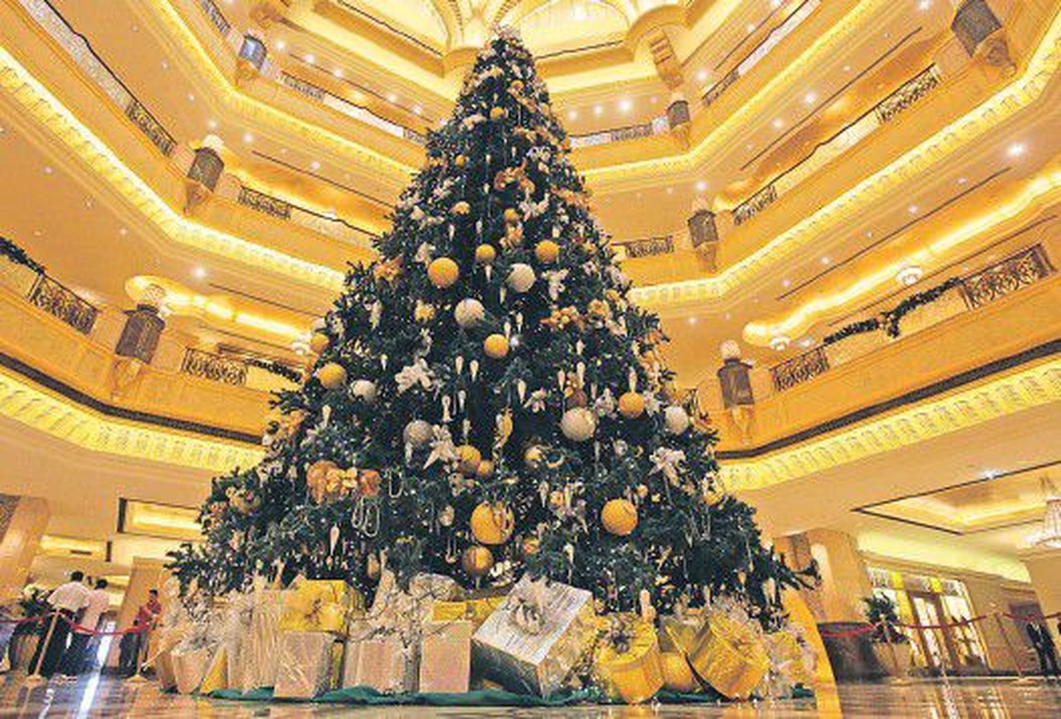 Самая дорогая елка в мире установлена в семизвездочном отеле «Emirates Palace» в Абу-Даби: стоимость самого дерева составляет 10 тысяч долларов, а цена украшений, сделанных из золота и драгоценных камней, превышает 11 миллионов долларов.