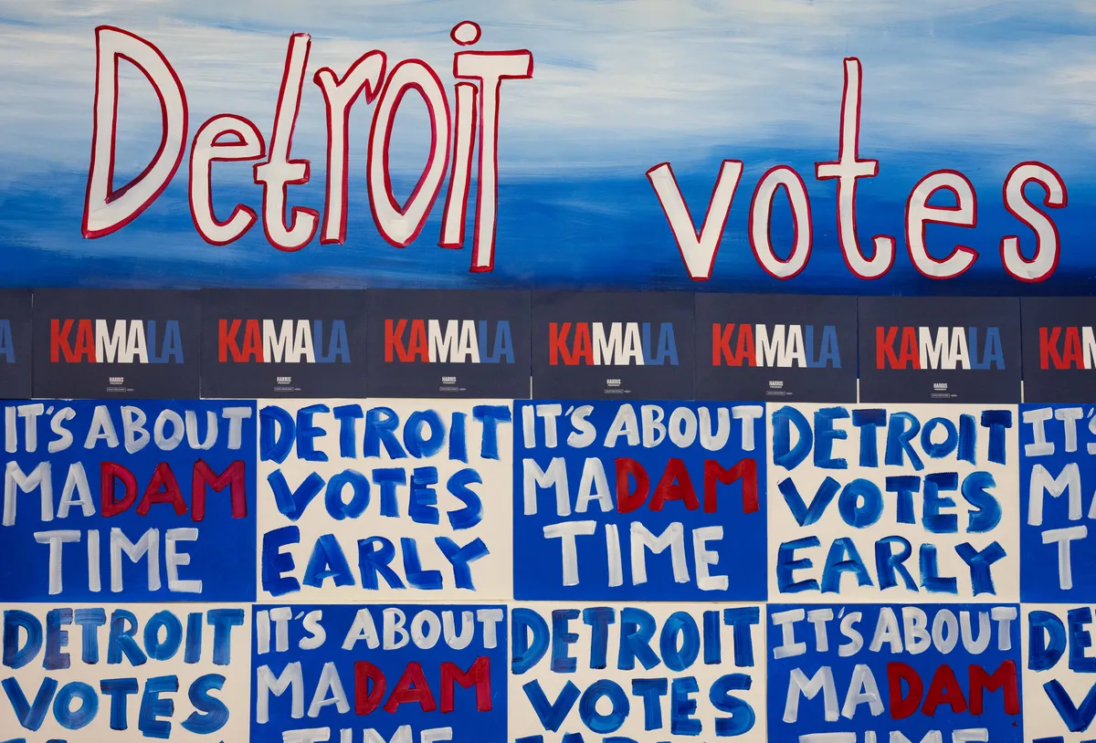 19. oktoobril võis Detroidis Western Internationali keskkoolis toimunud kampaaniaüritusel näha lava taga Lizzo laulule viitavaid käsitsi valmistatud silte, samal ajal kui asepresident Kamala Harris kõnet pidas.