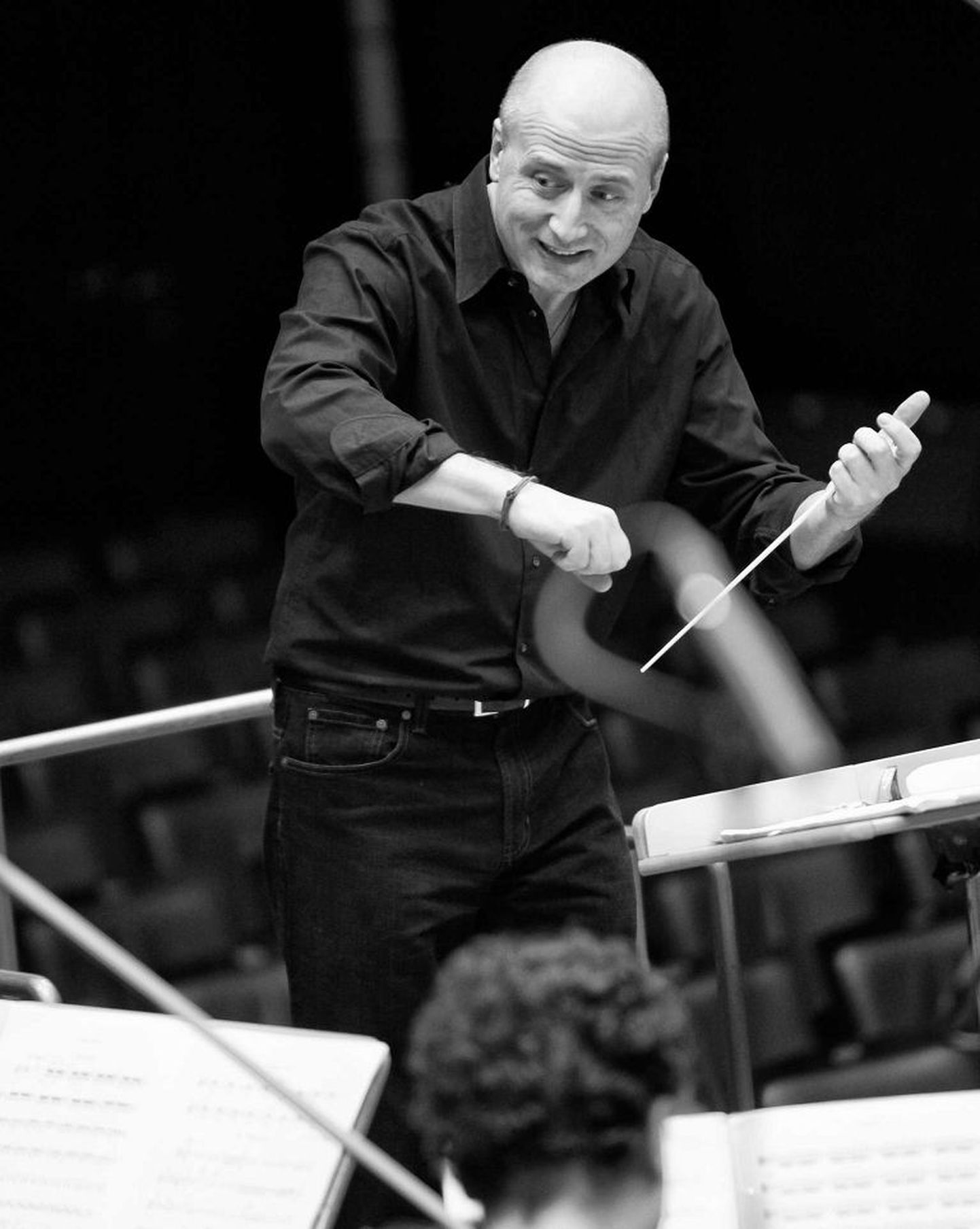 Paavo Järvi harjutamas Bremeni kammerfilharmoonia orkestriga.