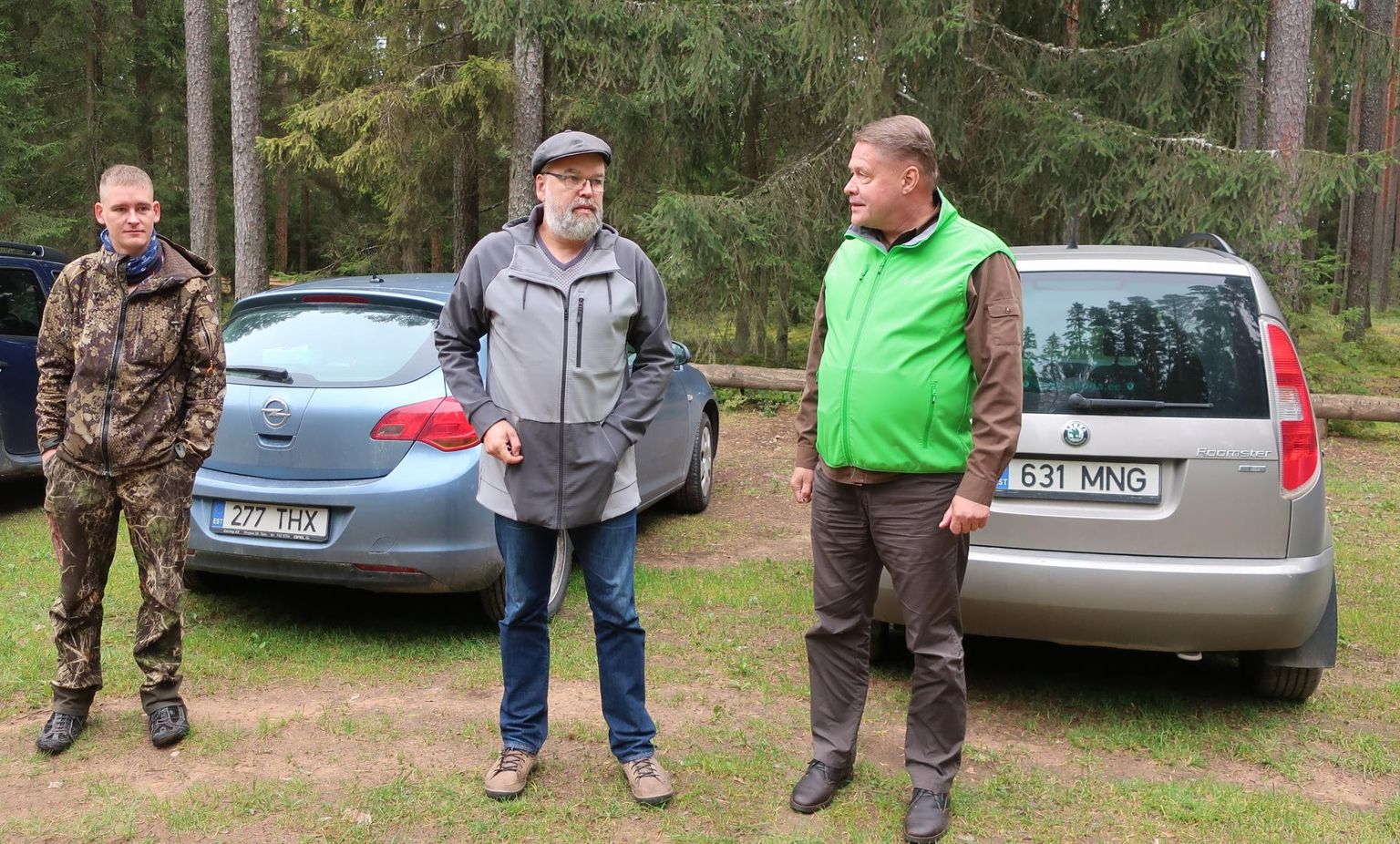2020. aasta septembris jäid koosolekul Palojärve ääres ühisele pildile metsakaitsja Mati Sepp (vasakult), Postitee-äärse kogukonna esindaja Ott Rätsep ja metsaülem Tiit Timberg.