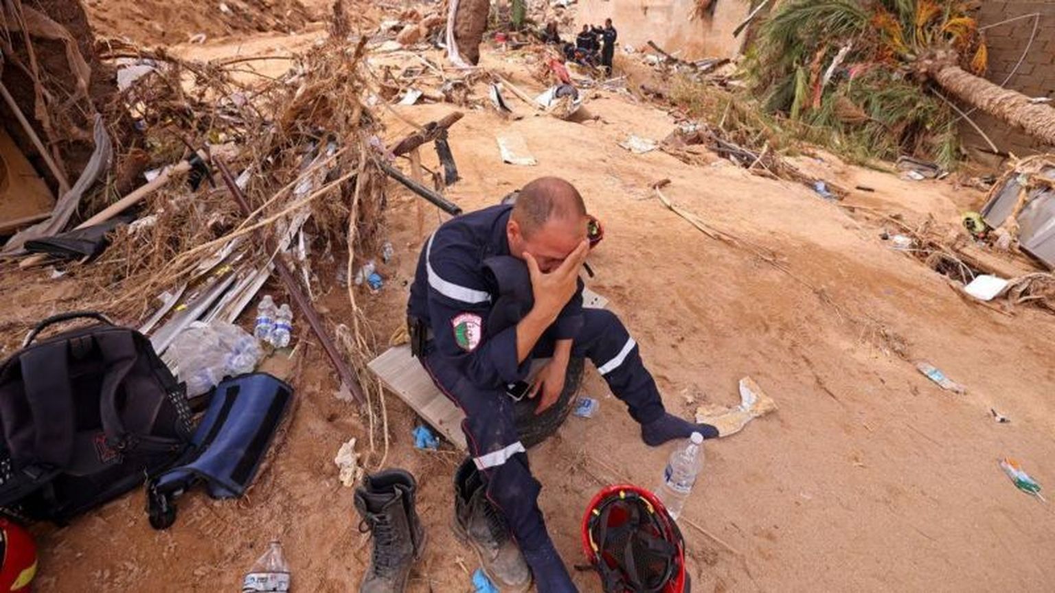 В Дерне спасатели продолжают извлекать из развалин трупы погибших