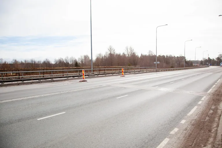Vuugi konstruktsiooni elementide purunemise tõttu tekkis Pärnus Papiniidu sillale teekattesse suur auk, mistõttu osaliselt suleti liikluseks üks Tallinna poole suunduvatest sõiduradadest.