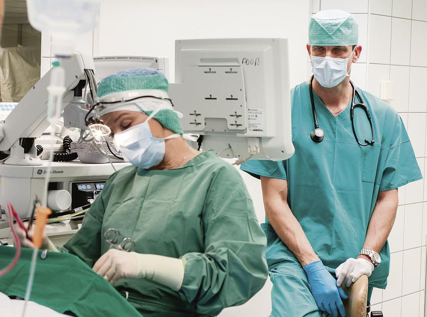 Samal ajal kui doktor Anneli Karin patsiendi mandleid lõikab, hoiab Pärnu haigla anestesioloogia-, operatiiv- ja intensiivraviteenistuse juhataja Raido Paasma toimuval silma peal.