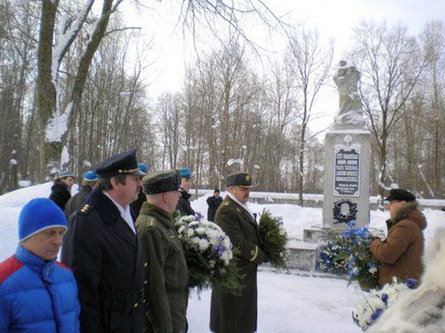 Возложение венков на кладбище, где похоронены погибшие в годы Освободительной войны.