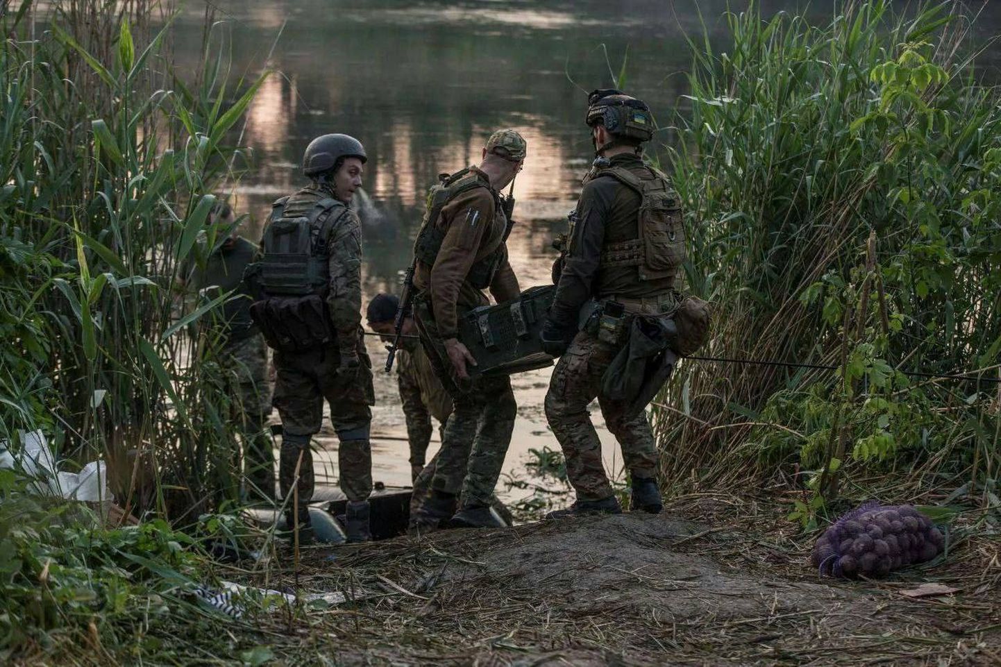 Бойцы вооруженных сил Украины переправляют боеприпасы через реку Северский донец.