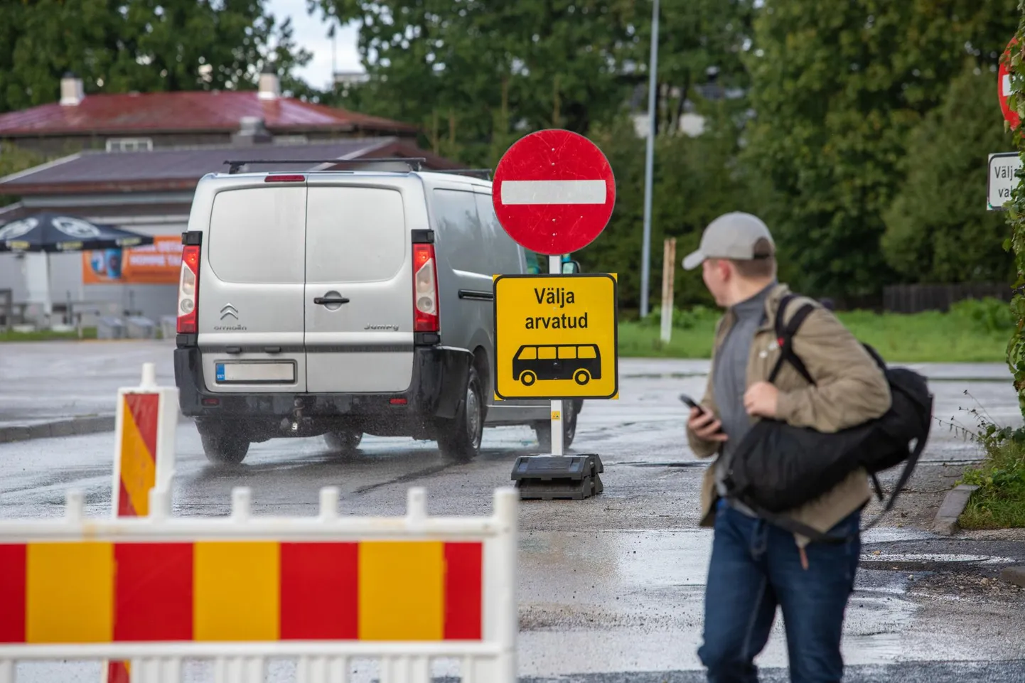 Tallinna tänava ehitus on Viljandi liikluses paraja segaduse põhjustanud.