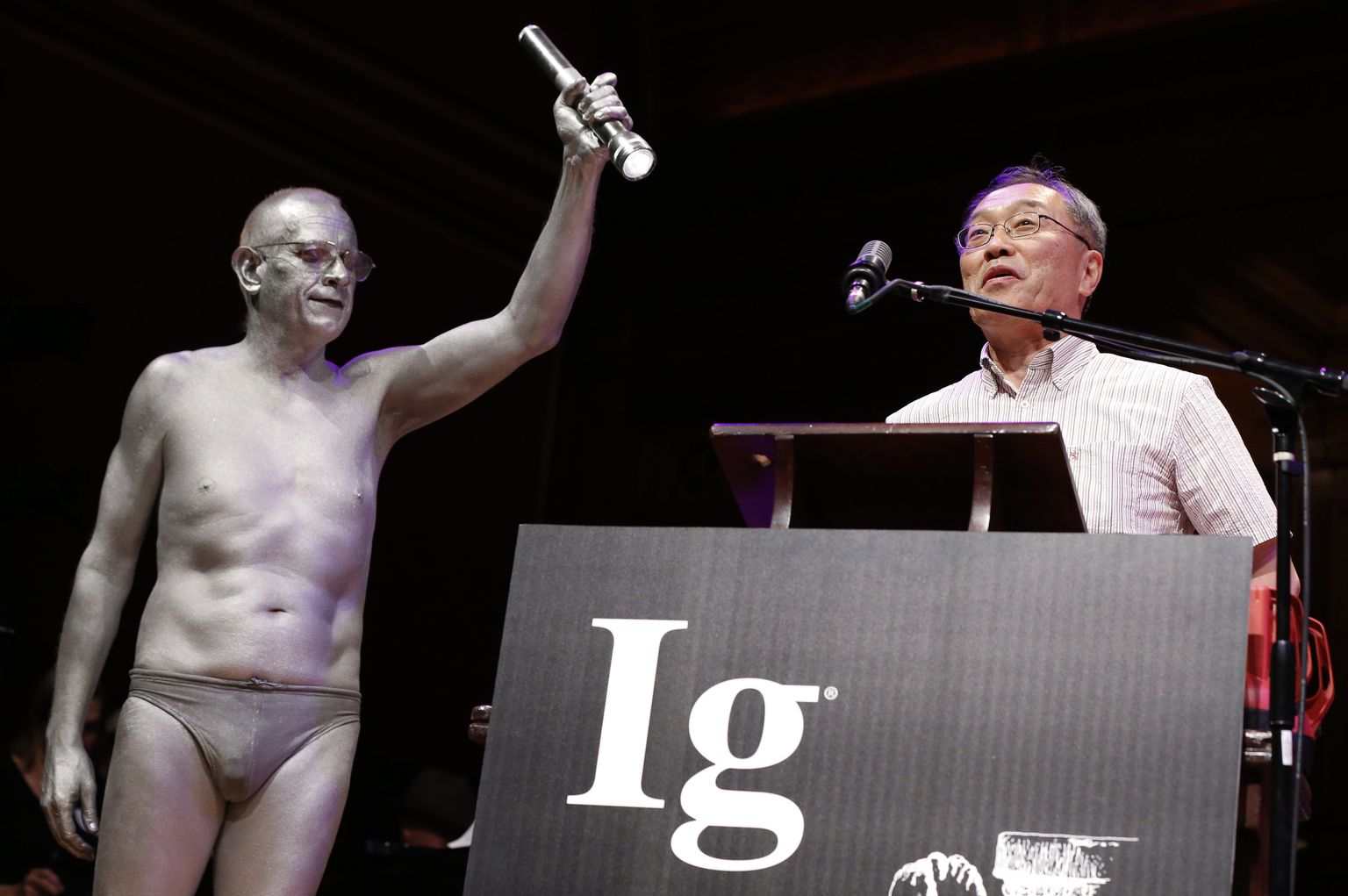 Ig Nobeli auhinnatseremoonia 2016. aastal. Pildil Jaapani Ritsumeikani ülikooli teadlane Atsuki Higashiyama, kes sai preemia töö eest, kus uuriti, kas asjad paistavad teistmoodi siis, kui neid pea alaspidi jalge vahelt vaadata.