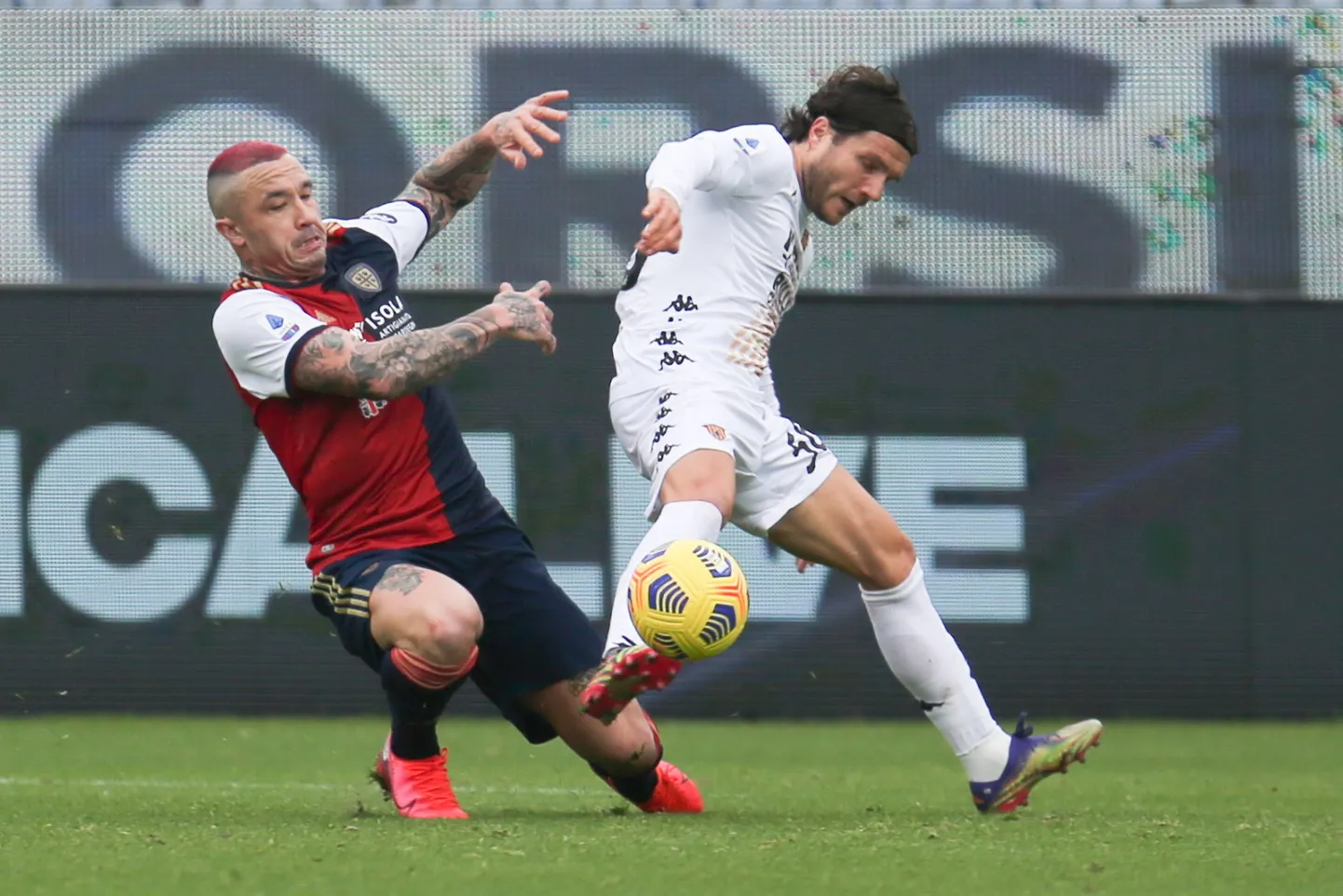Cagliarisse naasnud Belgia koondislane Radja Nainggolan (vasakul) ei suutnud tiimi kaotusest päästa.