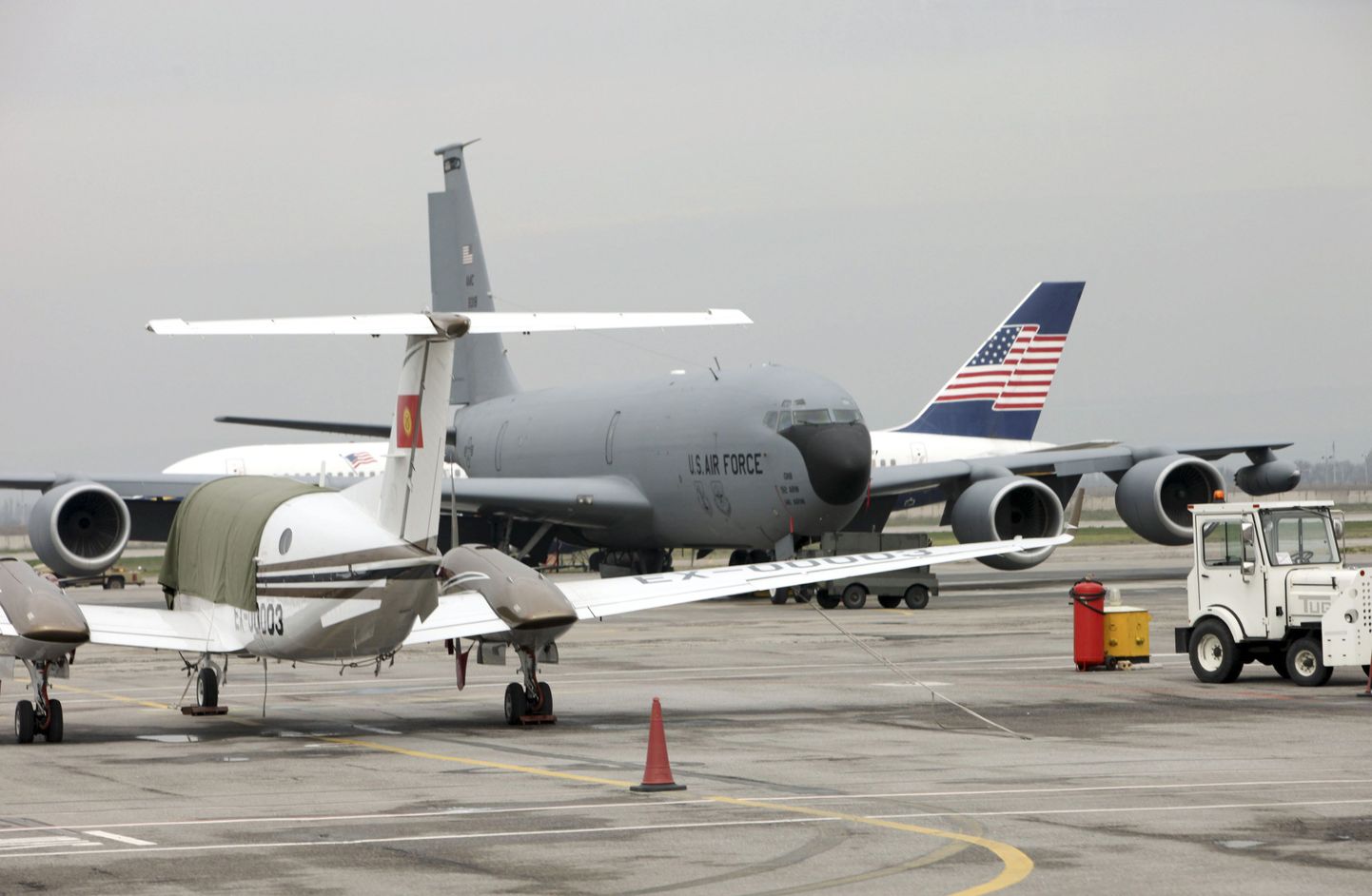 USA õhujõudude lennukid Kõrgõzstani pealinna lähedal Manassi baasis.