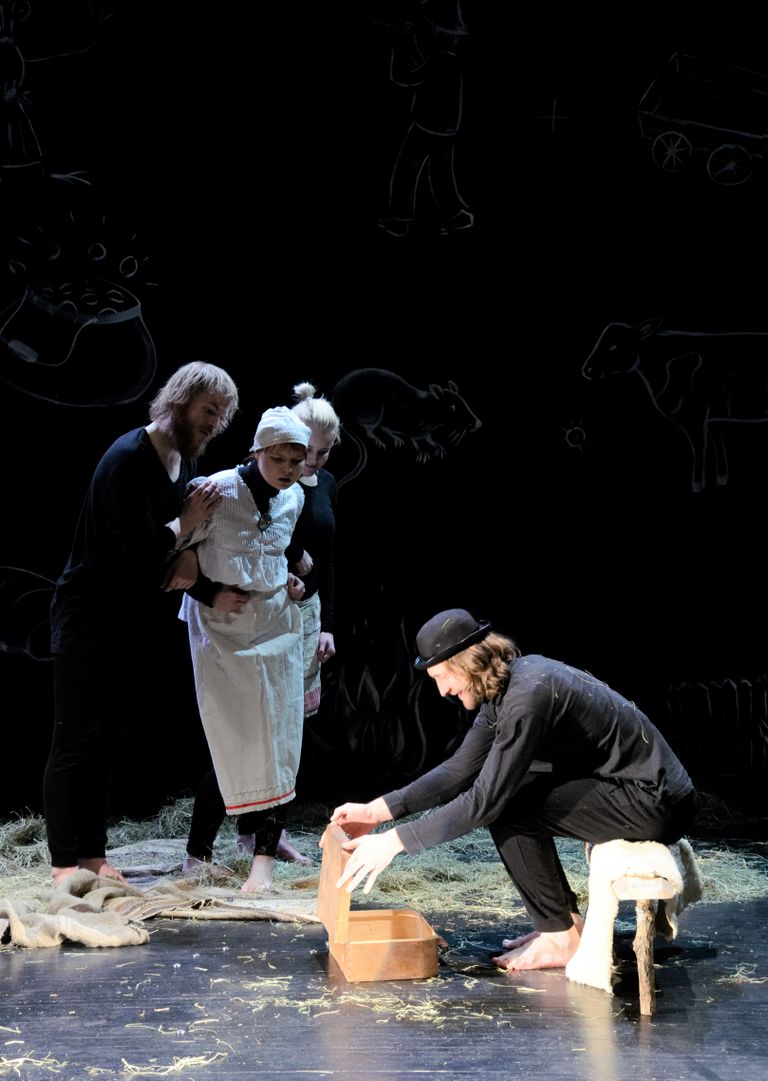 Kristjan Tammi (vasakult), Kelly Kittus, Annabel Berg ja Enor Niinemägi lavastuses «Sandi õnnistus».