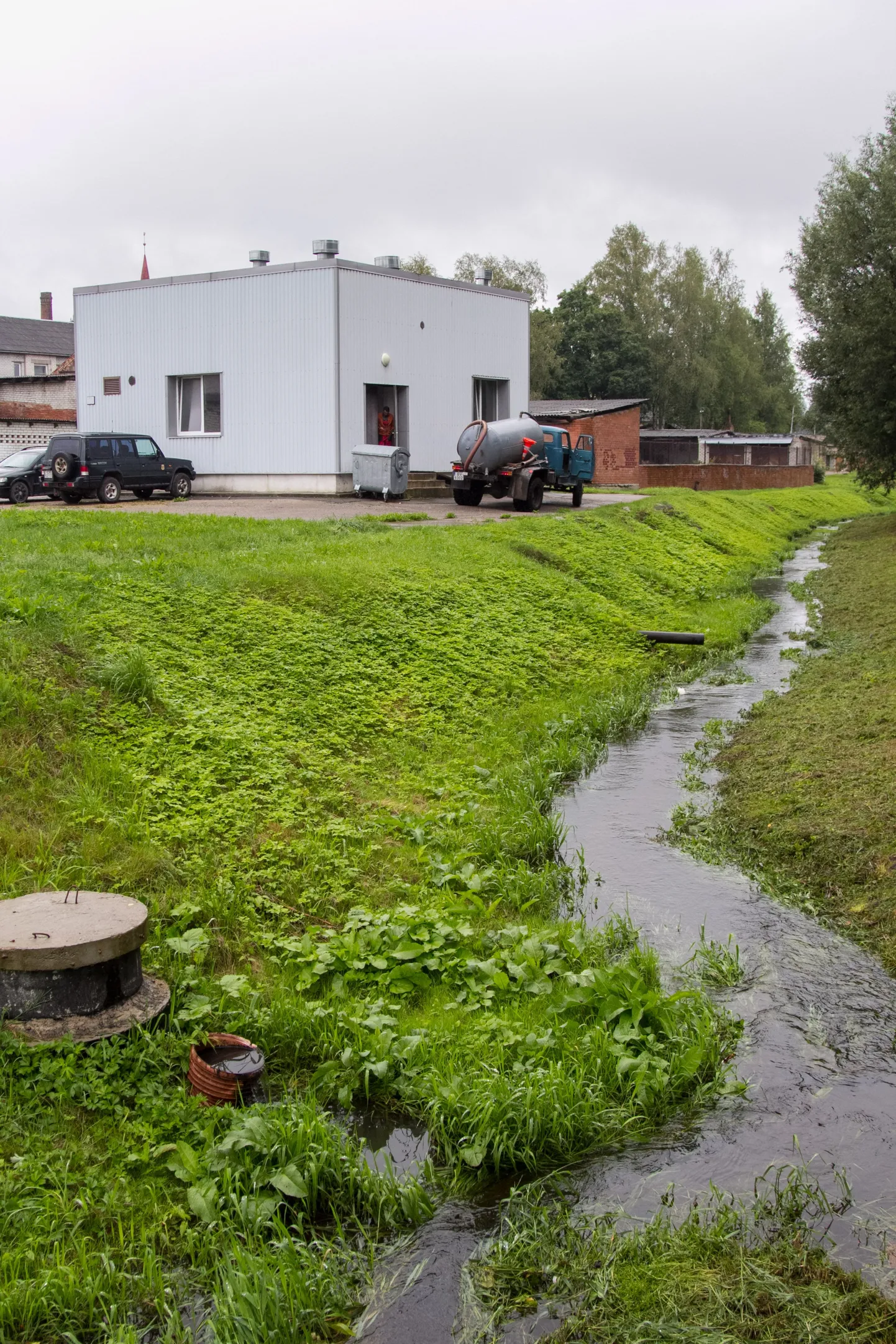 Eile hommikul toimetas Valka reoveeülepumplas pütiga auto, mis lasteaiatöötajate meelest haisu allikas on. Veekvaliteeti mõjutab aga pildil all vasakul paiknev ülevoolutoru, millest proovide järgi immitseb välja sulaselget solki.