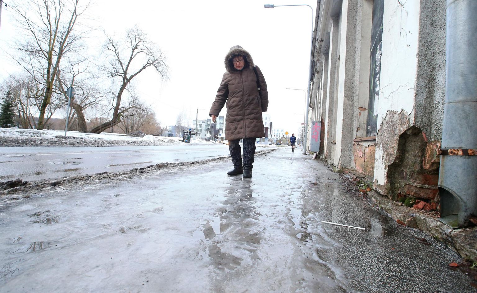 Annelinlane Anu Tiisler näitas, kui keeruline on kõndida vana pärmivabriku kõrval kõnniteel. Nii varub ta iga päev bussile jõudmiseks palju rohkem aega ja loodab, et libedal teel kondid ikka terveks jäävad.