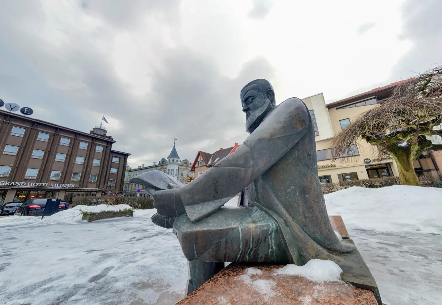 Carl Robert Jakobsoni skulptuur Viljandis püstitati Sakala 120. aastapäeva puhul aastal 1998, kujur Mati Karmin ja arhitekt Tiit Trummal.