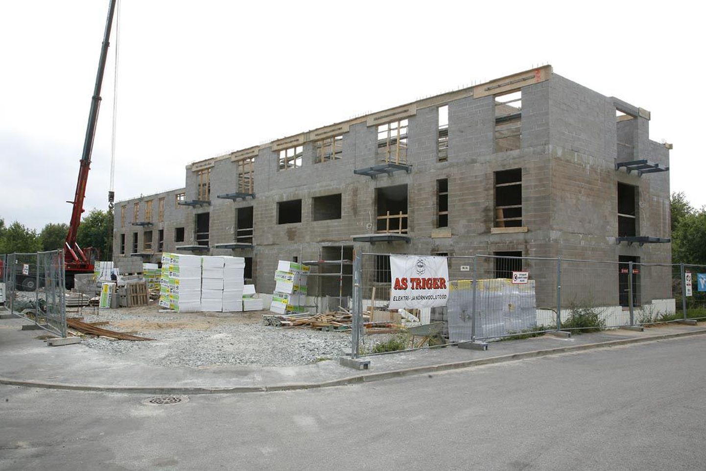 Ühena vähestest ehitatakse praegu Pärnus Papiniitu 38 korteriga korterelamut.