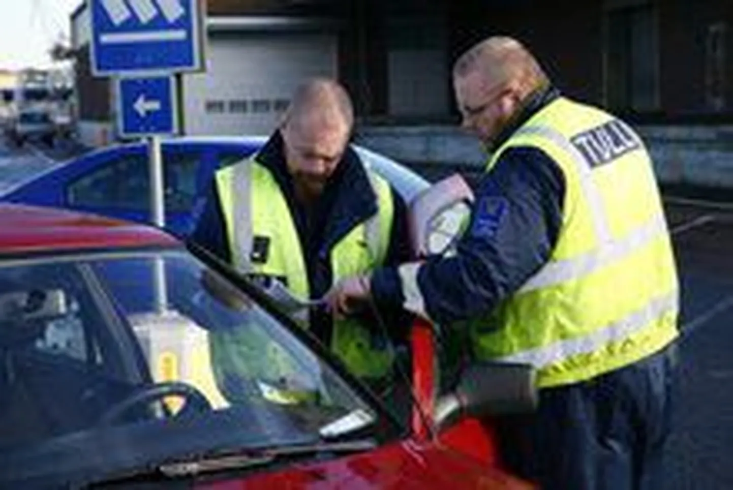 Soome tollitöötajad kontrollivad dokumente