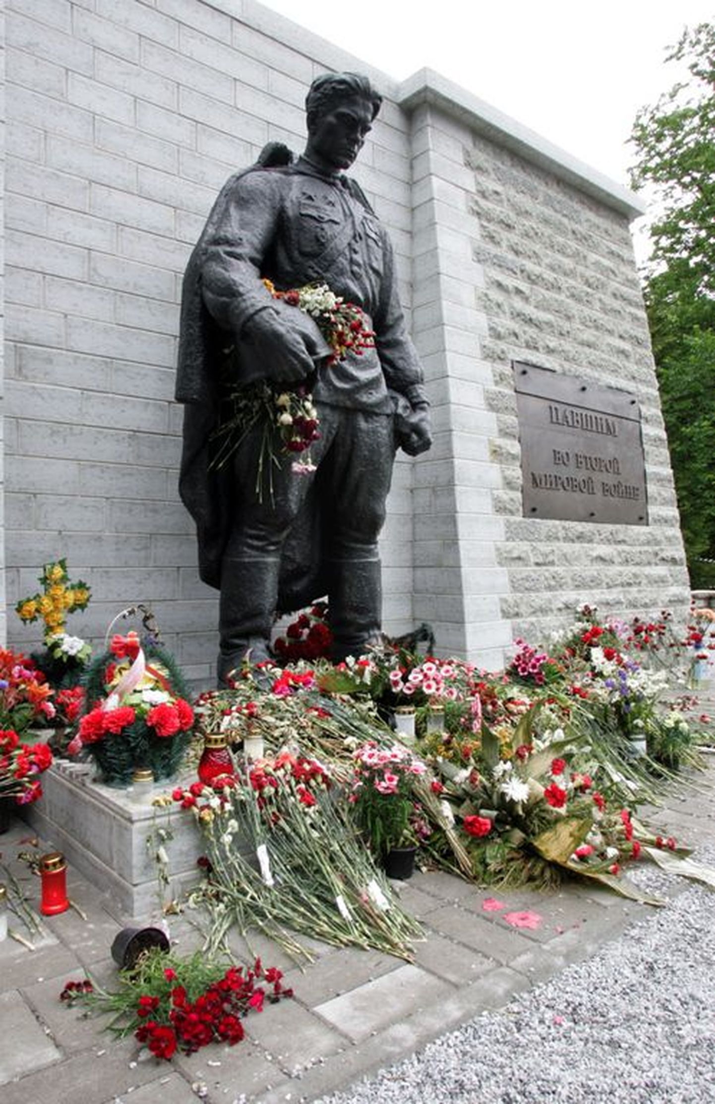 Pronkssõdur Tallinnas Kaitseväe kalmistul.