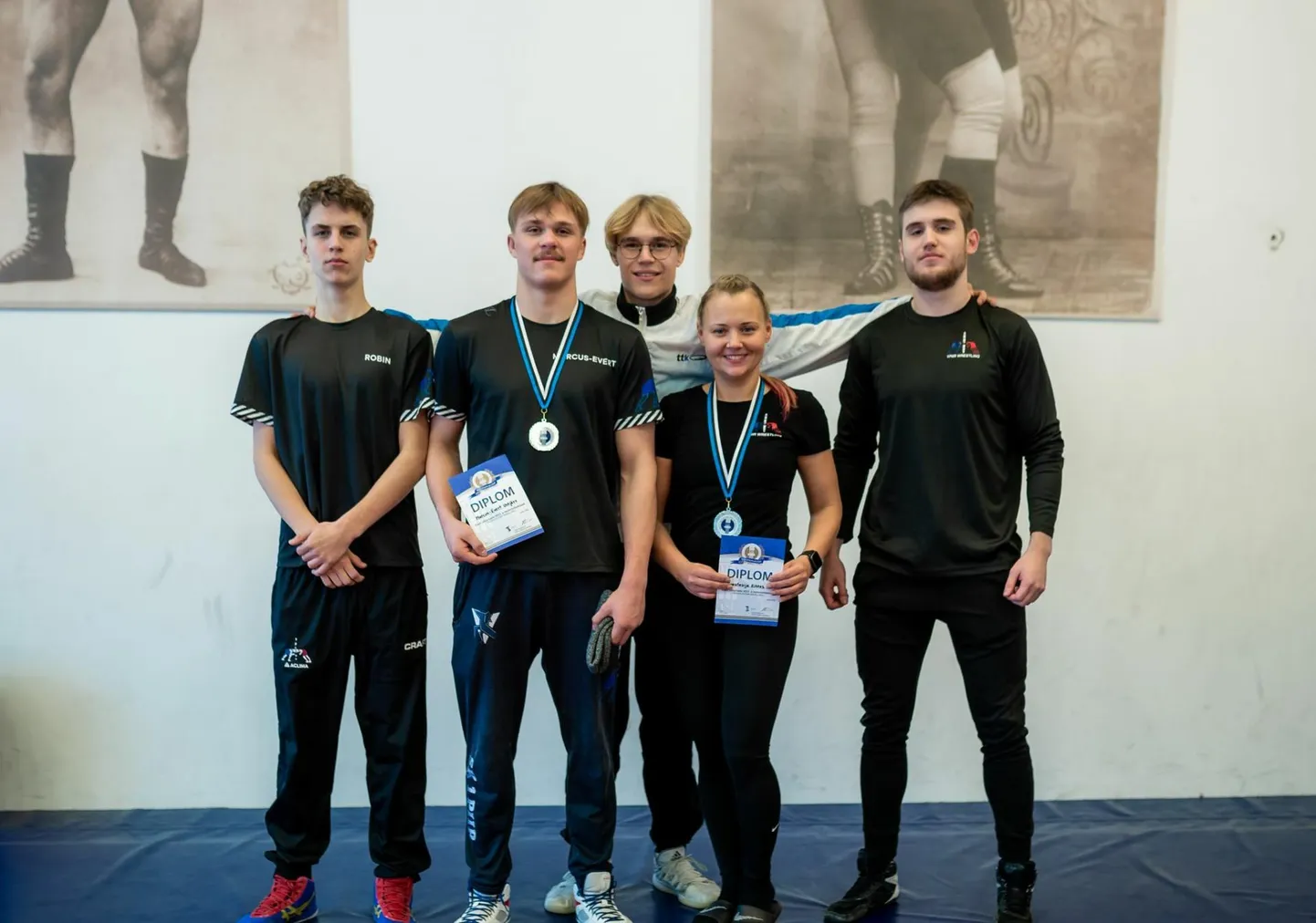 Lõuna-Eesti maadlejad üliõpilaste meistrivõistlustel: Robin Vares (ees vasakult), Marcus-Evert Uhtjärv, Anastasija Kikkas ja Margus Tammemaa. Taga on Ain-Alar Pundonen.