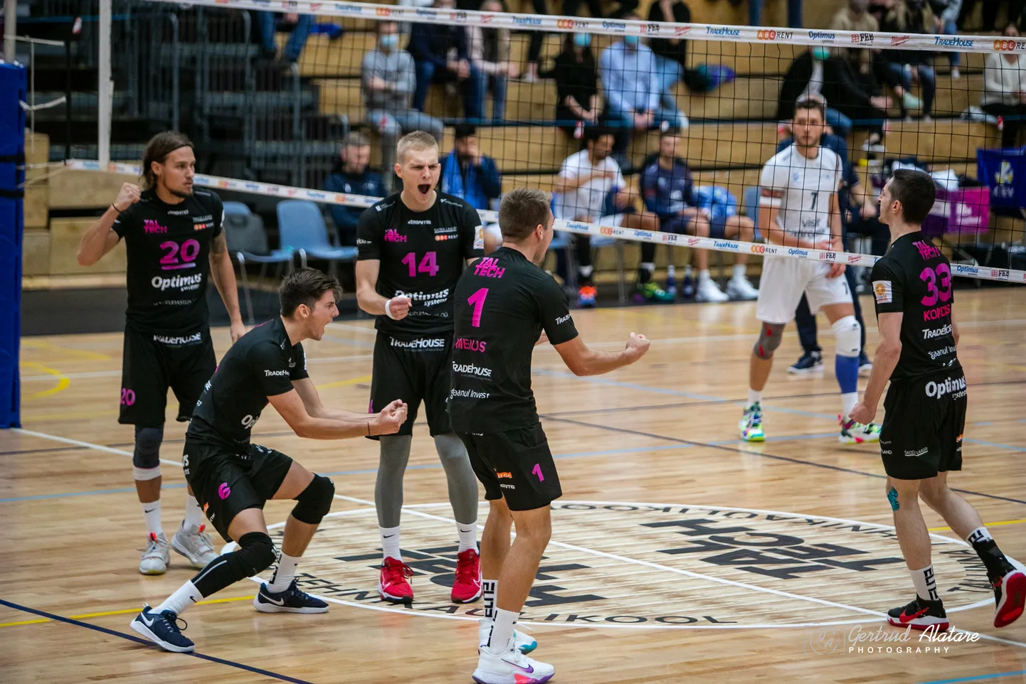 TalTechi mängumehed rõõmustamas.