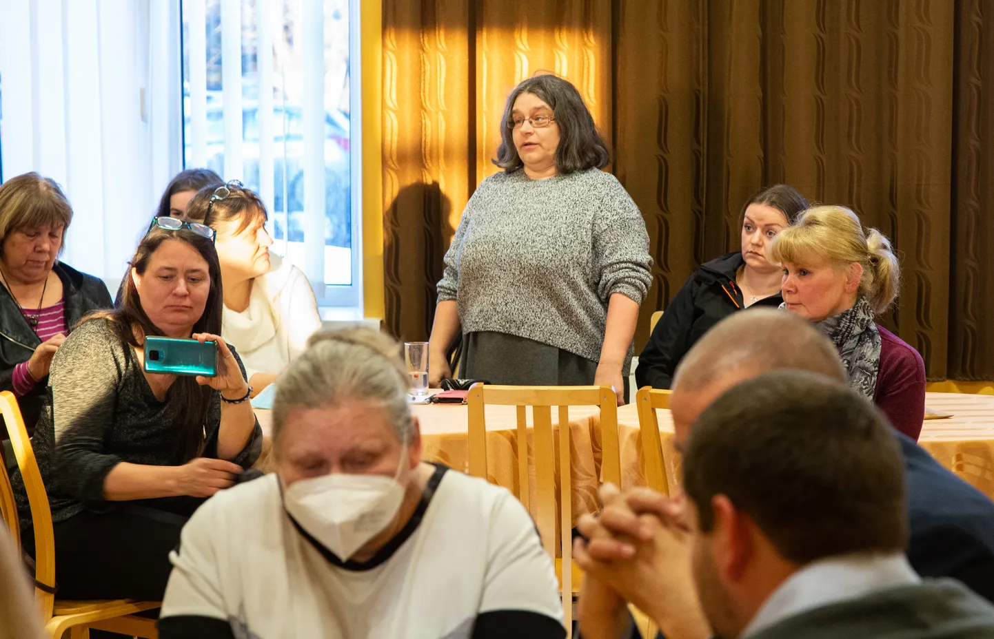 "Lüganuse kool on minu lapsele parim," kinnitas Tiina Heinla ja küsis, mida on vallavalitsus teinud selleks, et Lüganuse kool saaks jätkata.