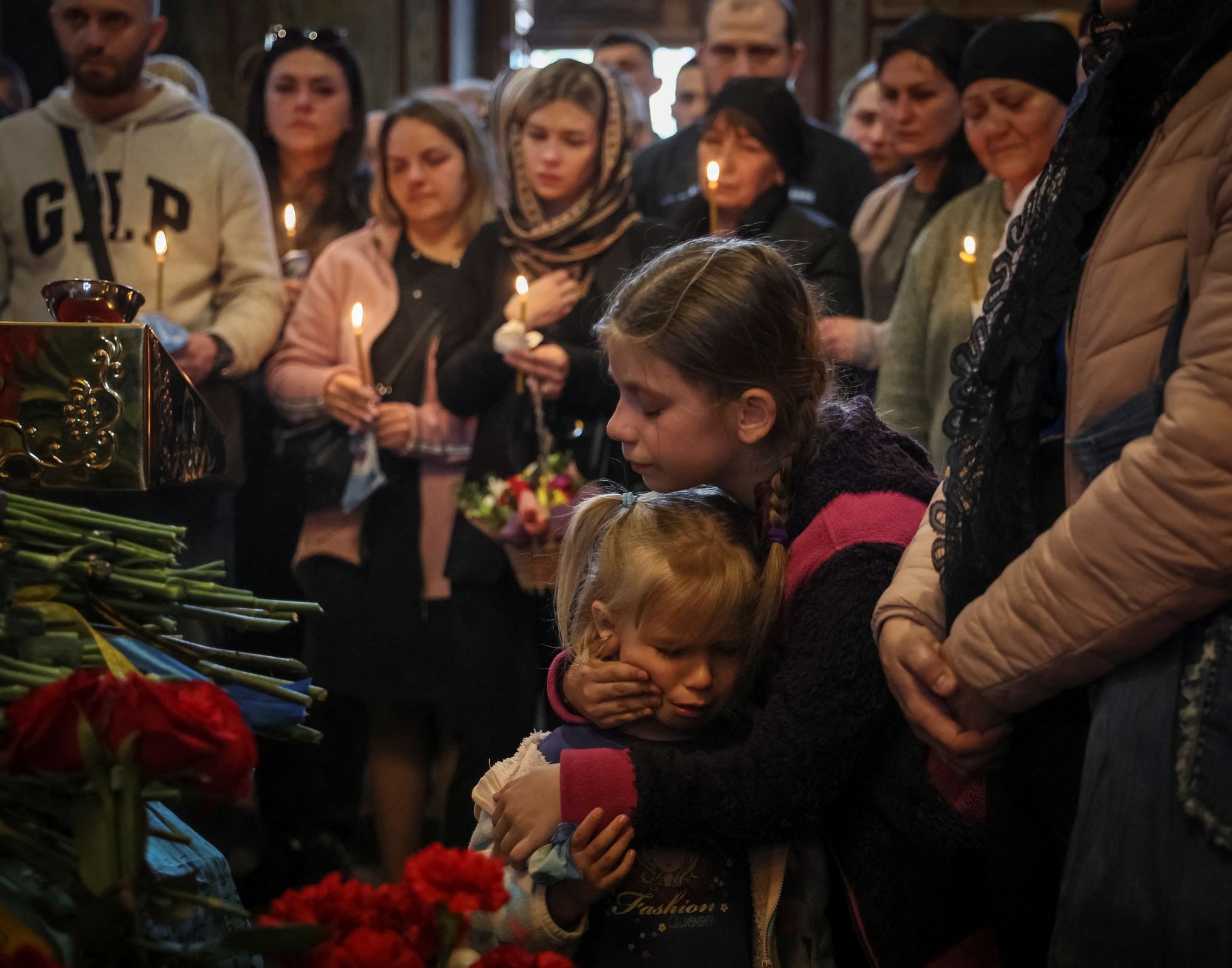 Vene vägede rünnakus hukkunud Ukraina sõjaväelase Ruslan Borovõki tütred Anna ja Sofija isa matusetalitusel Kiievis.