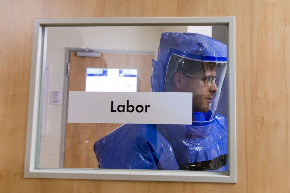 Teadlased Berliini haigla karantiini-osakonnas, kus on parasjagu käsil Ebola viirust põdeva patsiendi ravi.