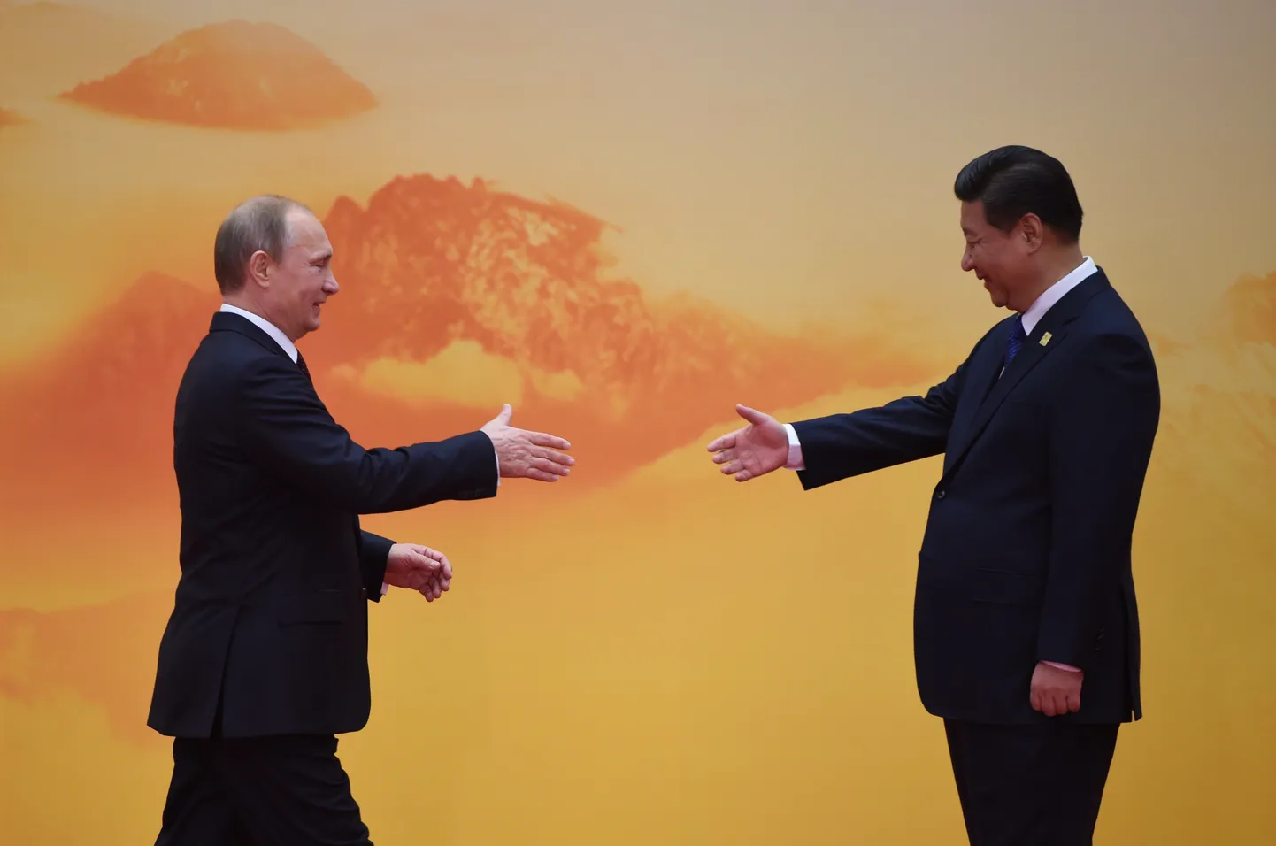 Vene president Vladimir Putin Hiina presidendi Xi Jinpingiga Pekingis Aasia-Vaikse ookeani majanduskoostööorganisatsiooni APEC juhtide kohtumisel kätlemas.