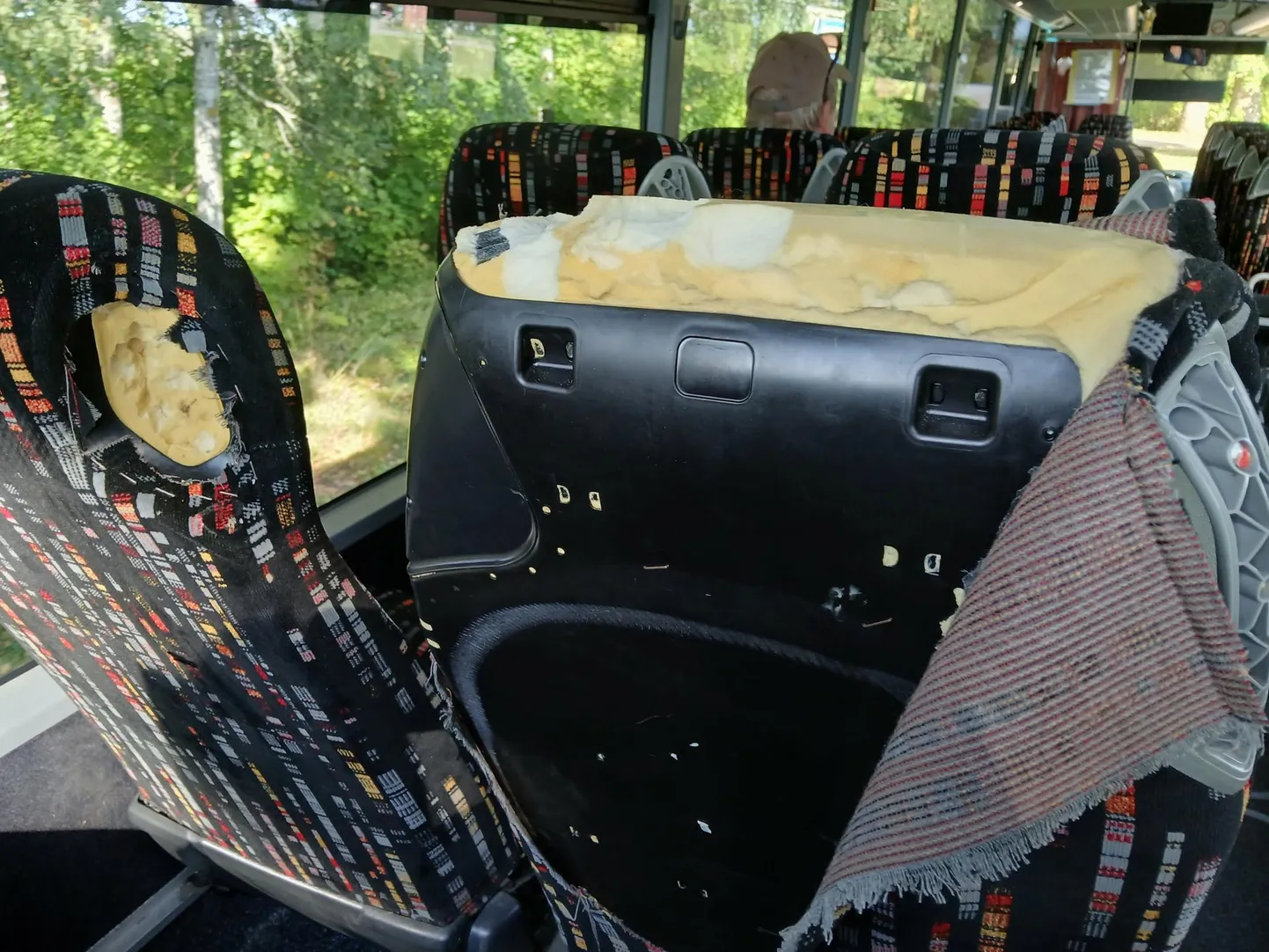 Purukslõigutud istmed maakonnaliini number 15 bussis.