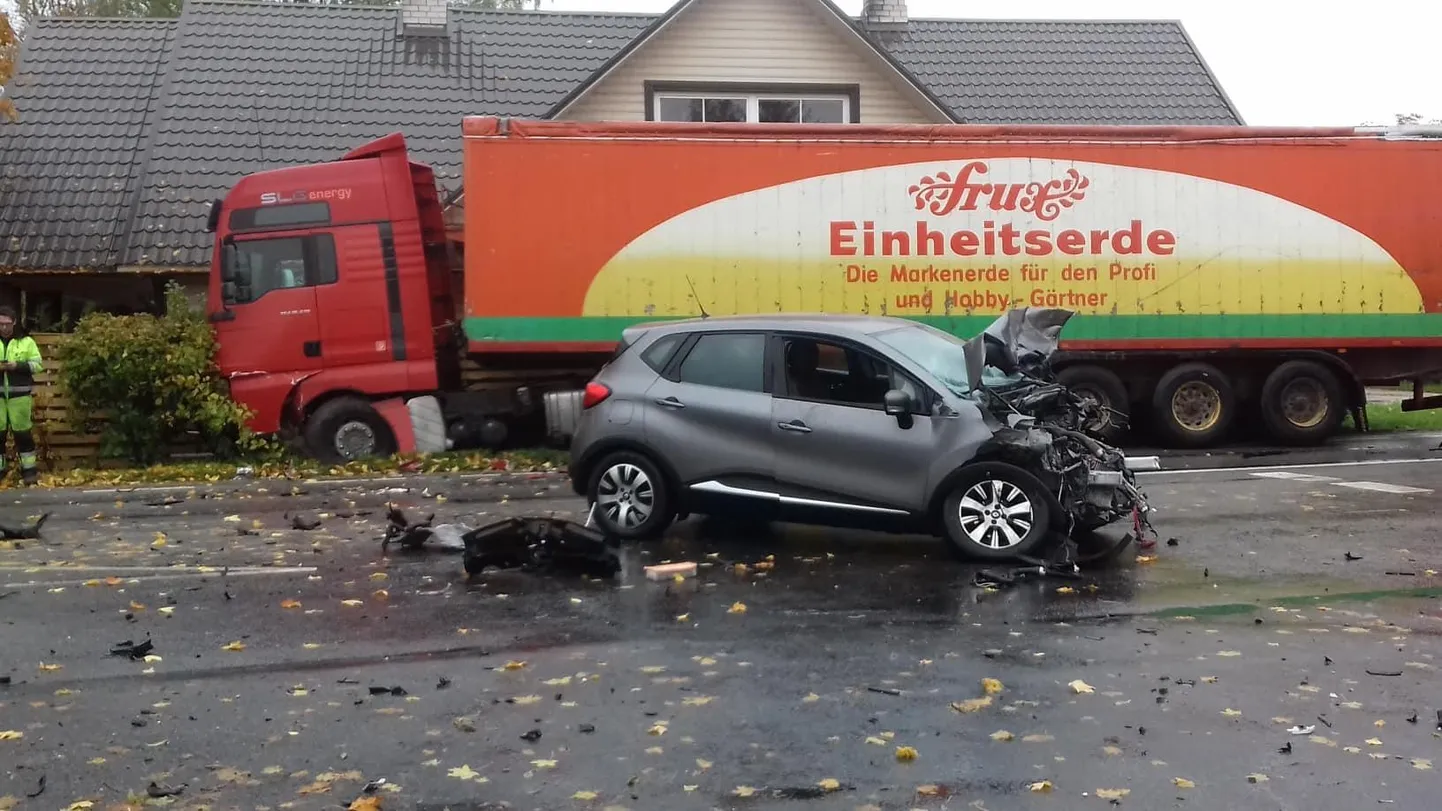 Kalapeol võidetud auto leidis Jõgeval oma otsa, kui joobes juht rammis sellega juhuslikku maasturit ja seejärel hakkpuitu vedanud veokit.