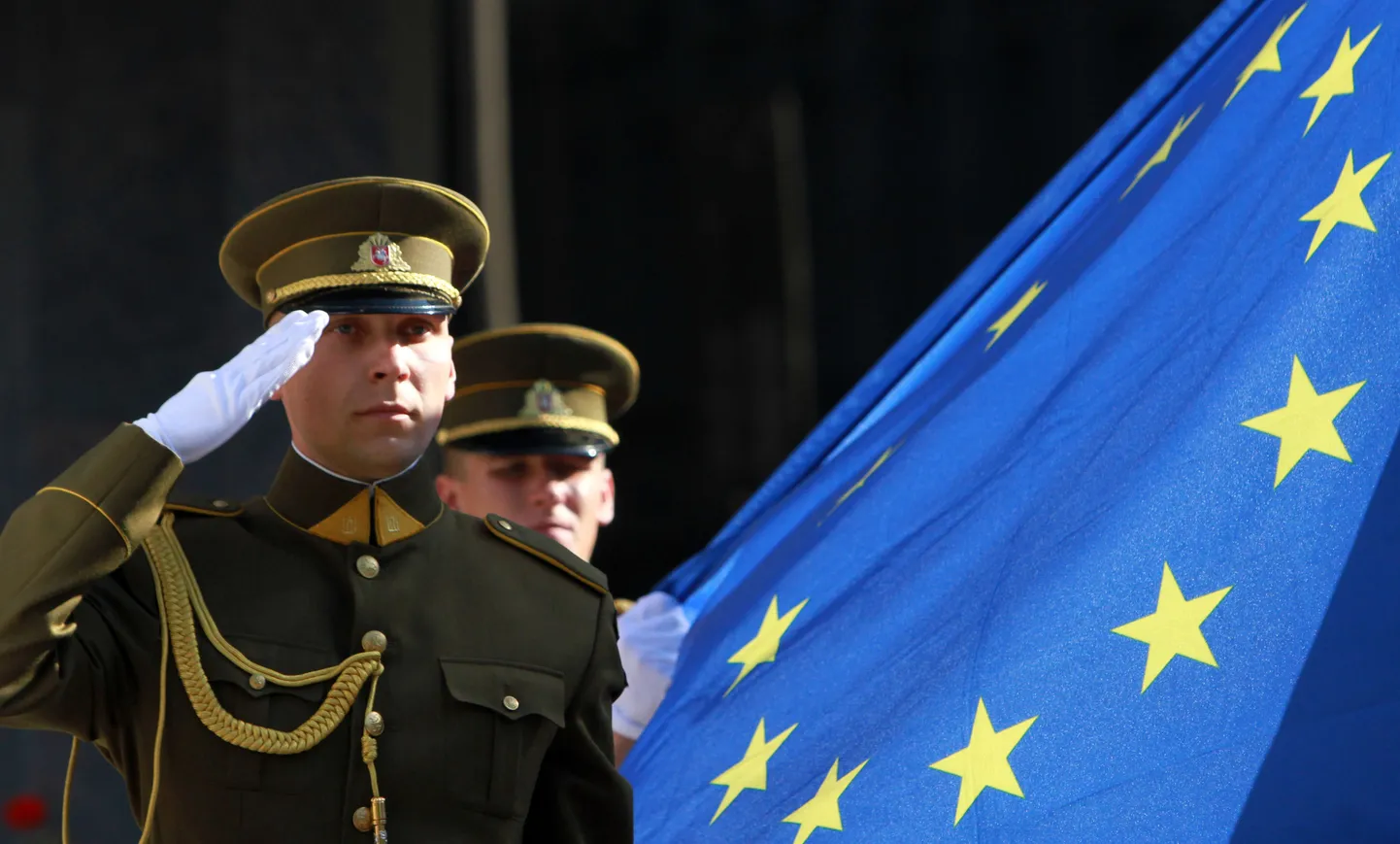 Leedu sõdurid Vilniuses valitsushoone ees selle aasta 1. juulil, mil algas Leedu Euroopa Liidu eesistumine.