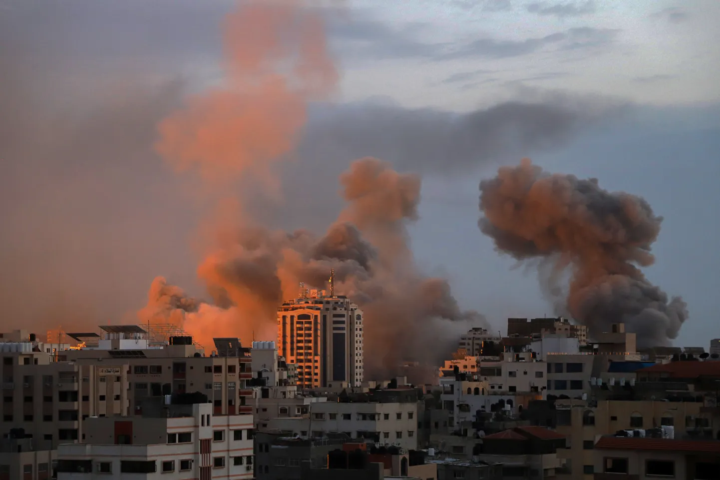 Vaade Gaza linnale pärast Iisraeli õhkulööki esmaspäeva hommikul.
