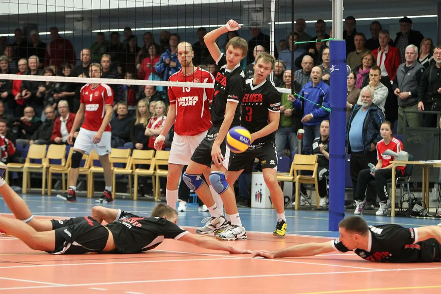 Tallinna Selveri mängijad Martti Juhkami (vasakul) ja Argo Meresaar (paremal) üritavad päästa vastaste ründelööki. Üritust vaatavad pealt Martti Keel (nr 3) ja Timo Tammemaa. Pärast kohtumist tunnistas Selveri juhendaja Avo Keel, et meeskond pidanuks näitama rohkem sportlikku viha.