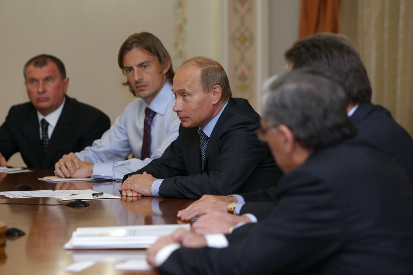 Venemaa peaminister Vladimir Putin ja Eesti jalgpallikoondise esiväravavaht Sergei Pareiko ühikse nõupidamislaua taga.