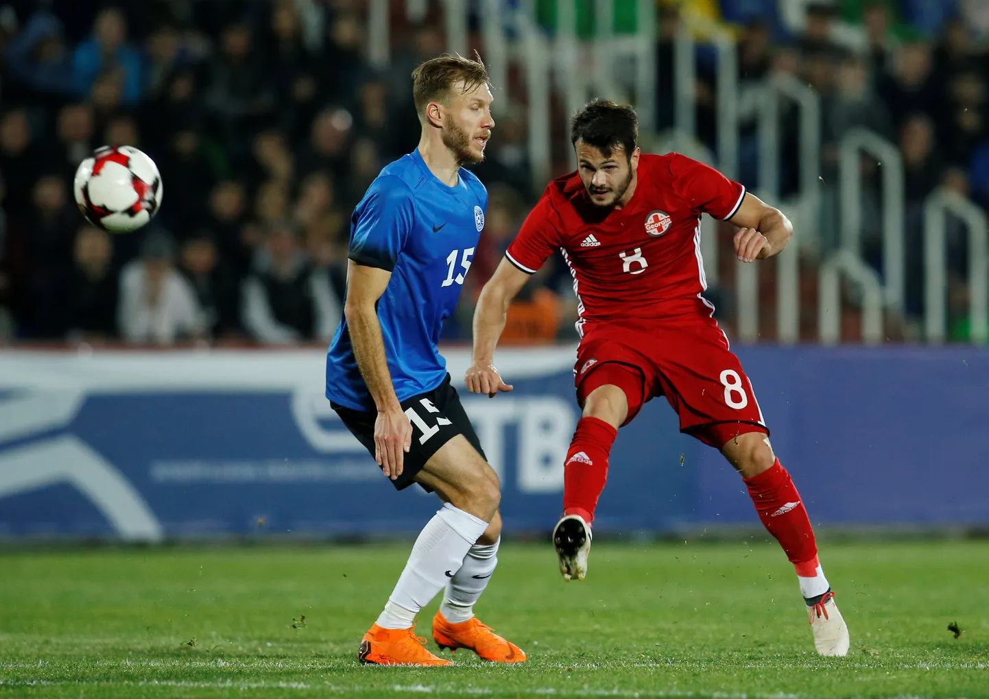 Ragnar Klavan on meie kaitseliini liider. Kust aga leida samasugune mees ründeliini, kes dirigeeriks Eesti koondist nii nagu seda tegi Tbilisis Gruusia koondisega Vako Qazaišvili (paremal)?