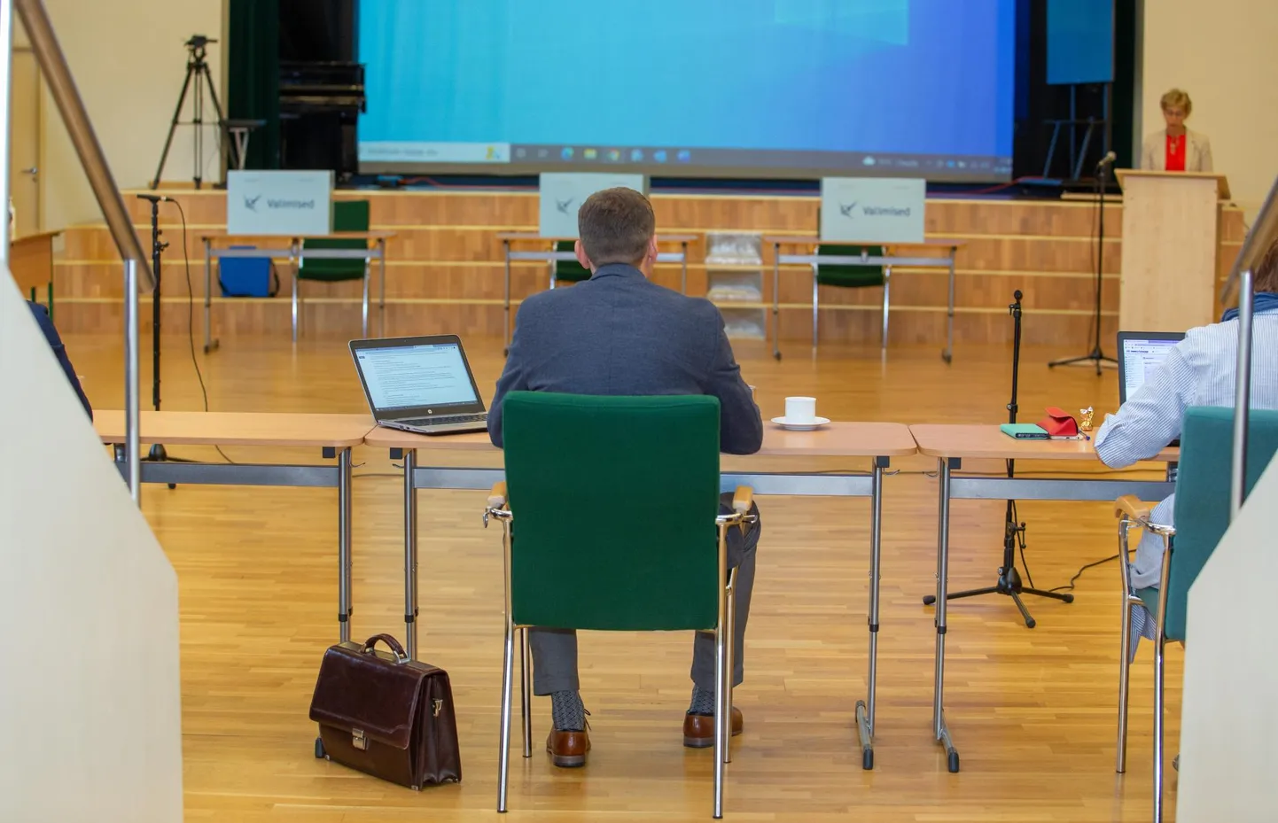 Viimati kogunes volikogu Põhja-Sakalas 30. augustil. Toona üritati valida vallavanemat, aga vajalikke hääli ei saanud kumbki kandidaat. Tänase istungi on volikogu esimees Priit Toobal ja vallakantselei kuulutanud seadusvastaseks.