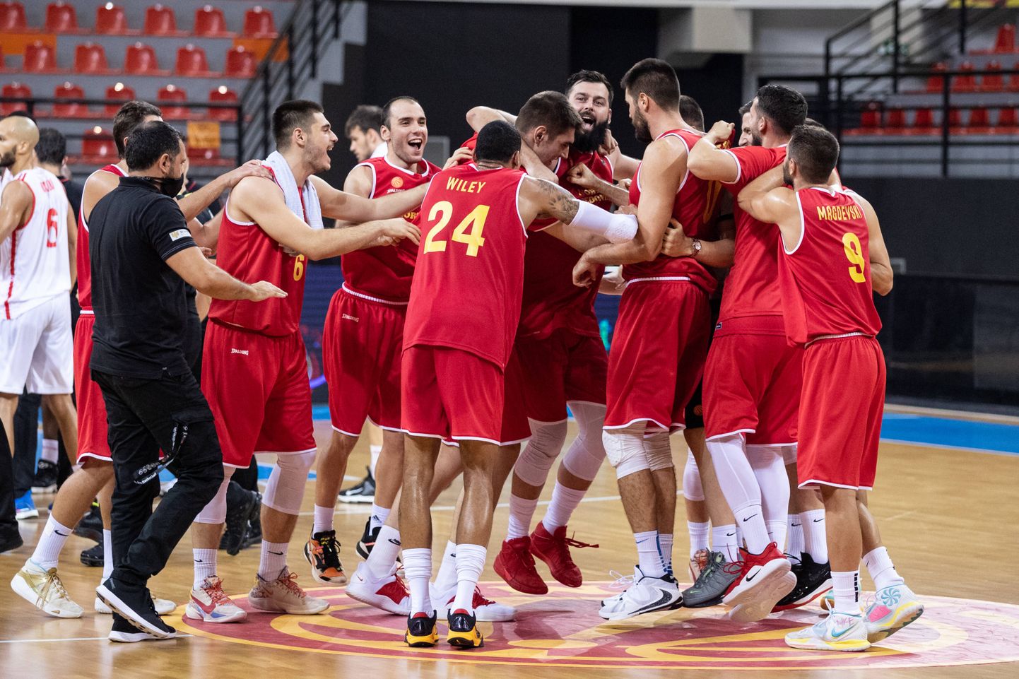 Põhja-Makedoonia korvpallurid tähistamas esmaspäeval saadud võitu Šveitsi üle.