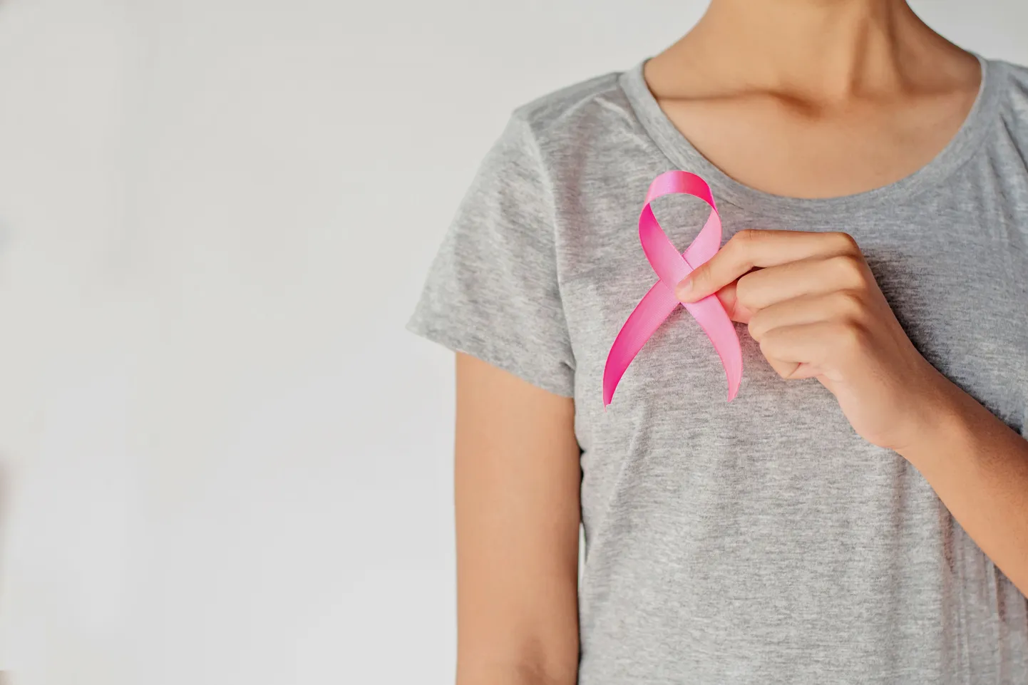 Розовая лента, как символ борьбы против рака молочной железы.