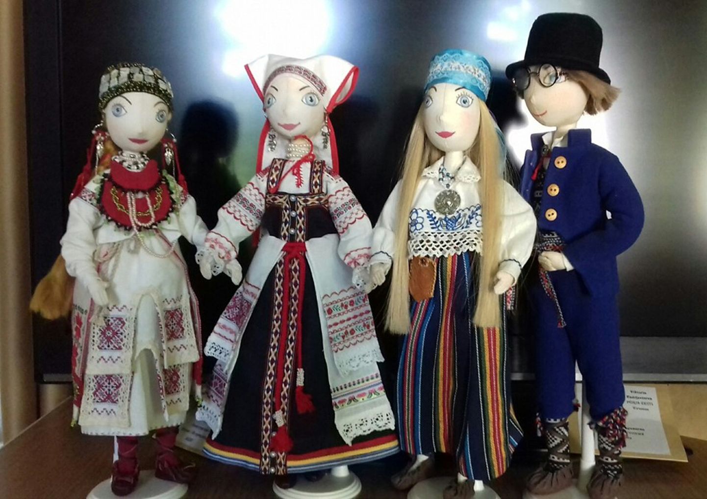 Куклы в национальных костюмах могут рассказать о многом.