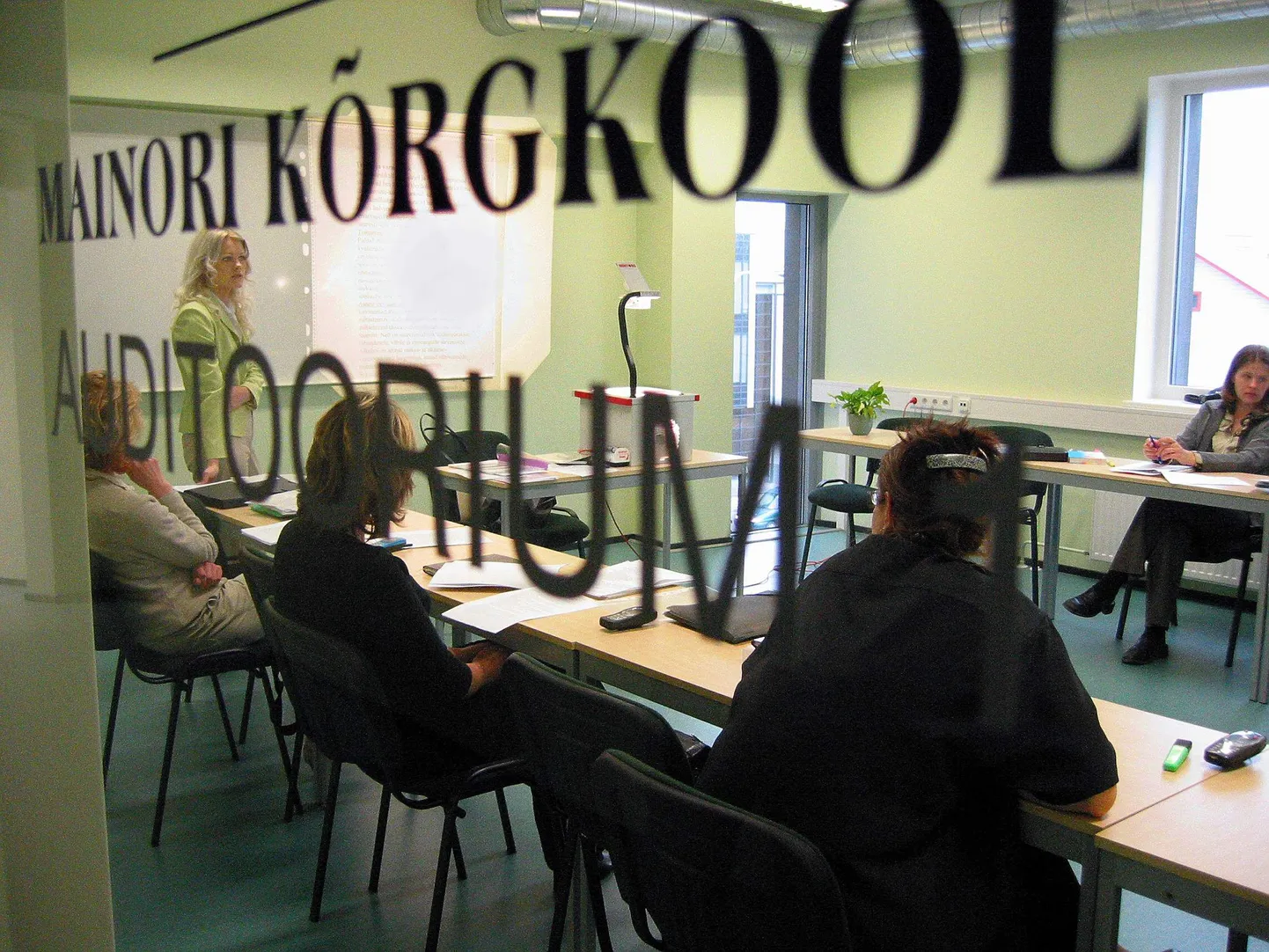 Mainori kõrgkooli auditoorium.