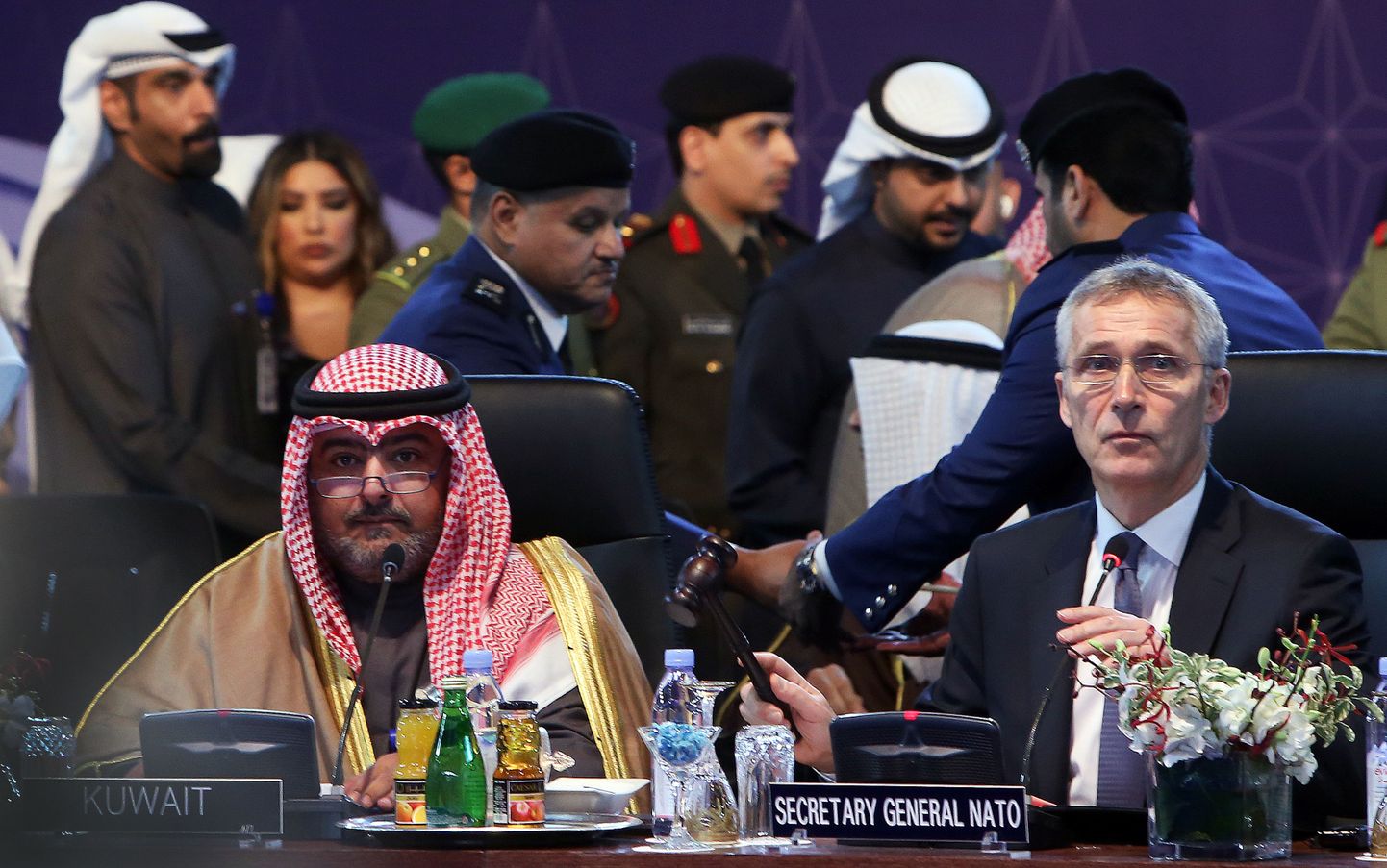 NATO peasekretär Jens Stoltenberg (paremal) ja Kuveidi julgeolekujuht šeik Thamer al-Sabah.