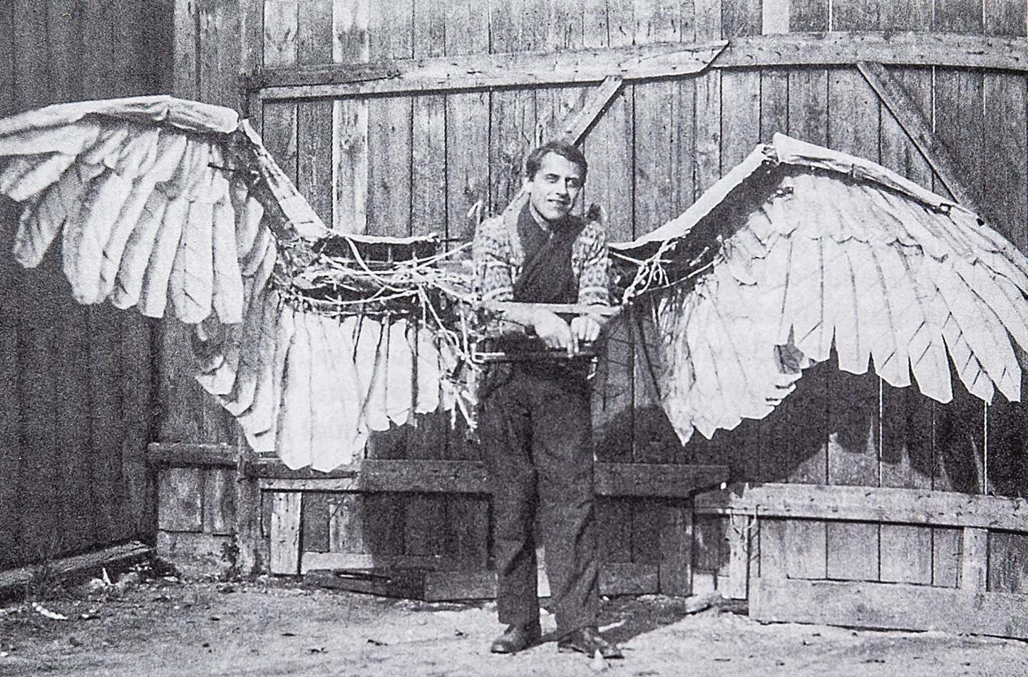Jannseni jälgedes tehti tiibadekatsetusi hiljemgi. Näiteks V. Luškov ei peljanud oma tehtud tiibu proovida. Mõistagi edutult. Repro raamatust “Aeg, mehed, lennukid. Eesti lennunduse arengulugu kuni 1940. aastani”.