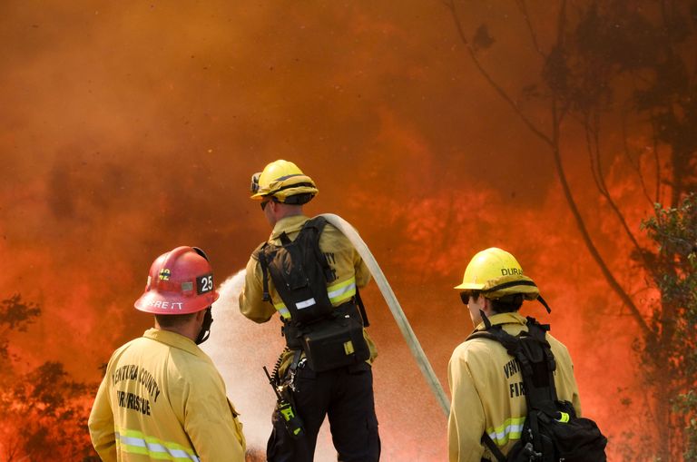 Tuletõrjujad kustutamas metsapõlengut Lõuna-Californias Simi Valleys