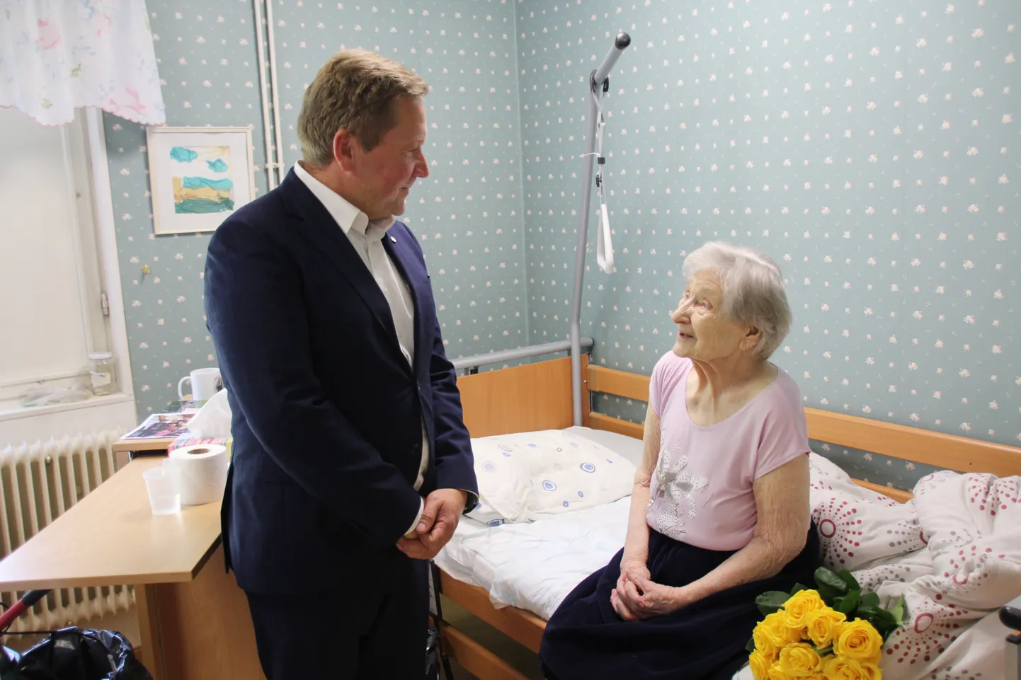Juubilar Hilja Kasemetsa käis õnnitlemas vallavanem Jaanus Barkala.