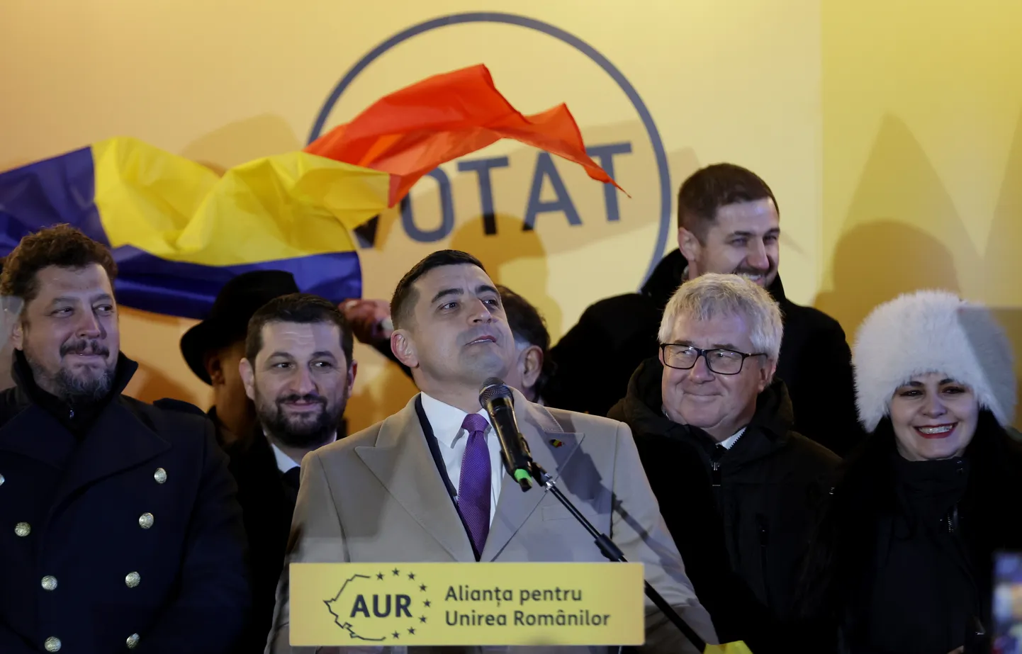 Paremäärmusliku partei Rumeenia Ühtsuse Allianss (AUR) juht George Simion rääkimas partei peakontoris pärast lävepakuküsitluste avaldamist 1. detsembril 2024. aastal.
