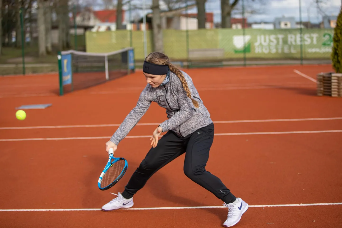 Spordisaalid, sealhulgas tennisehall, on koroonaviiruse leviku tõttu suletud, aga välisväljakutel treenimine on teatud tingimustel lubatud. Väljas mängimise võimalust kasutas eile soojalt rõivastunud tennisist Saara Orav.