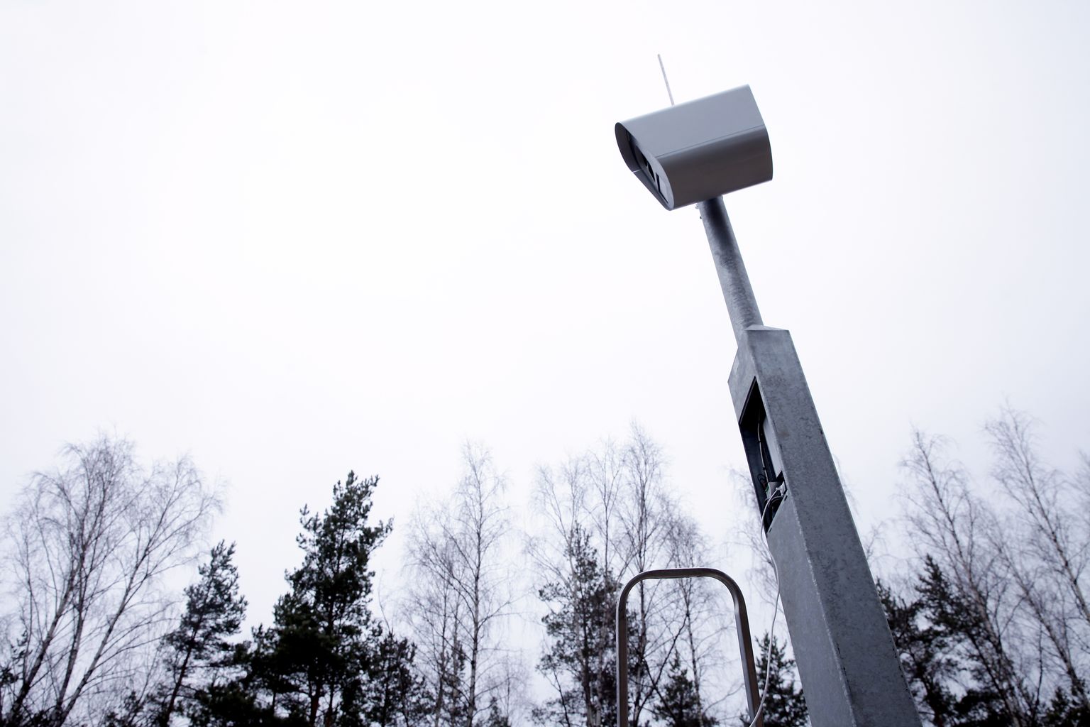 Stacionārais fotoradars uz Ventspils šosejas pie Varkaļu kanāla.