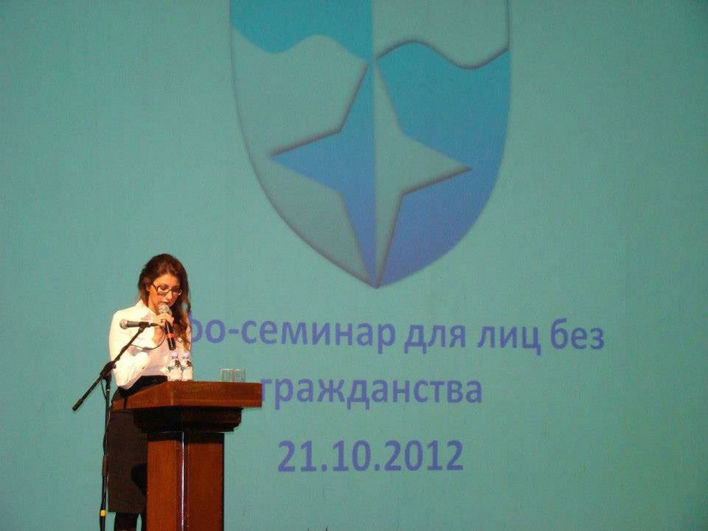 Lasnamäe linnaosa vanem Olga Ivanova selgitas kokkutulnuile, et need ei saa praegu mõjutada valitsuse tegevust, ja pakkus linnaosa abi kodanikuks saamisel.