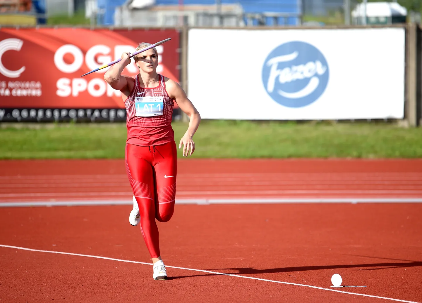 Šķēpmetēja Līna Mūze sacensību laikā Valsts prezidenta balvas izcīņā vieglatlētikā Ogres novada Sporta centra stadionā.