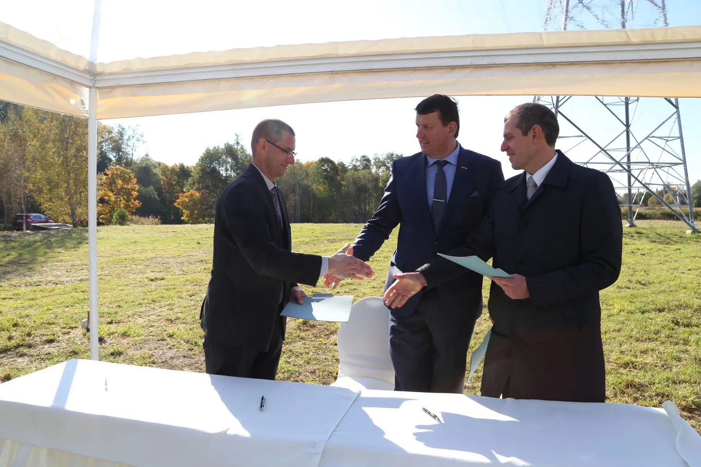Uue elektriliini tööde ülevõtmise dokumendid allkirjastasid Empower ASi juhatuse liige Kaido Rohtmaa,Empoweri Balti üksuse juht Andres Vainola ja Eleringi juhatuse esimees Taavi Veskimägi.