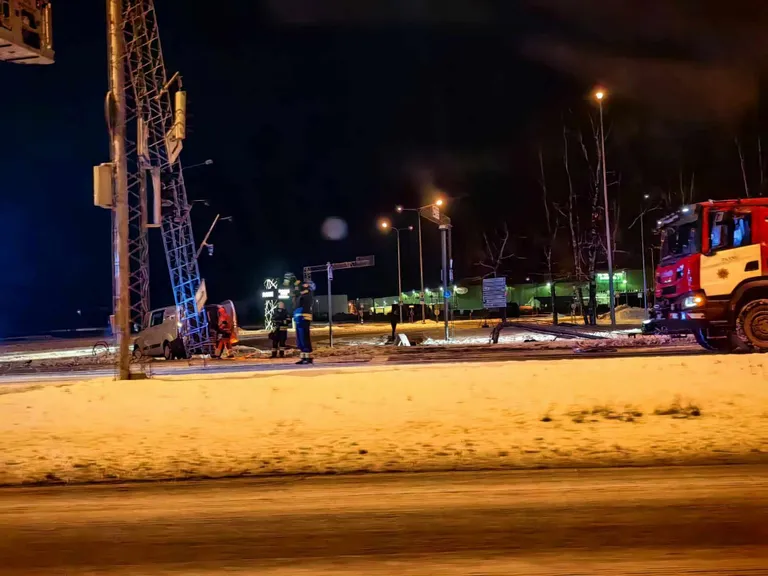 Fooride hooldusfirma ühendas elektrijuhtmed lahti ning päästjad saagisid metallposti väiksemateks juppideks.